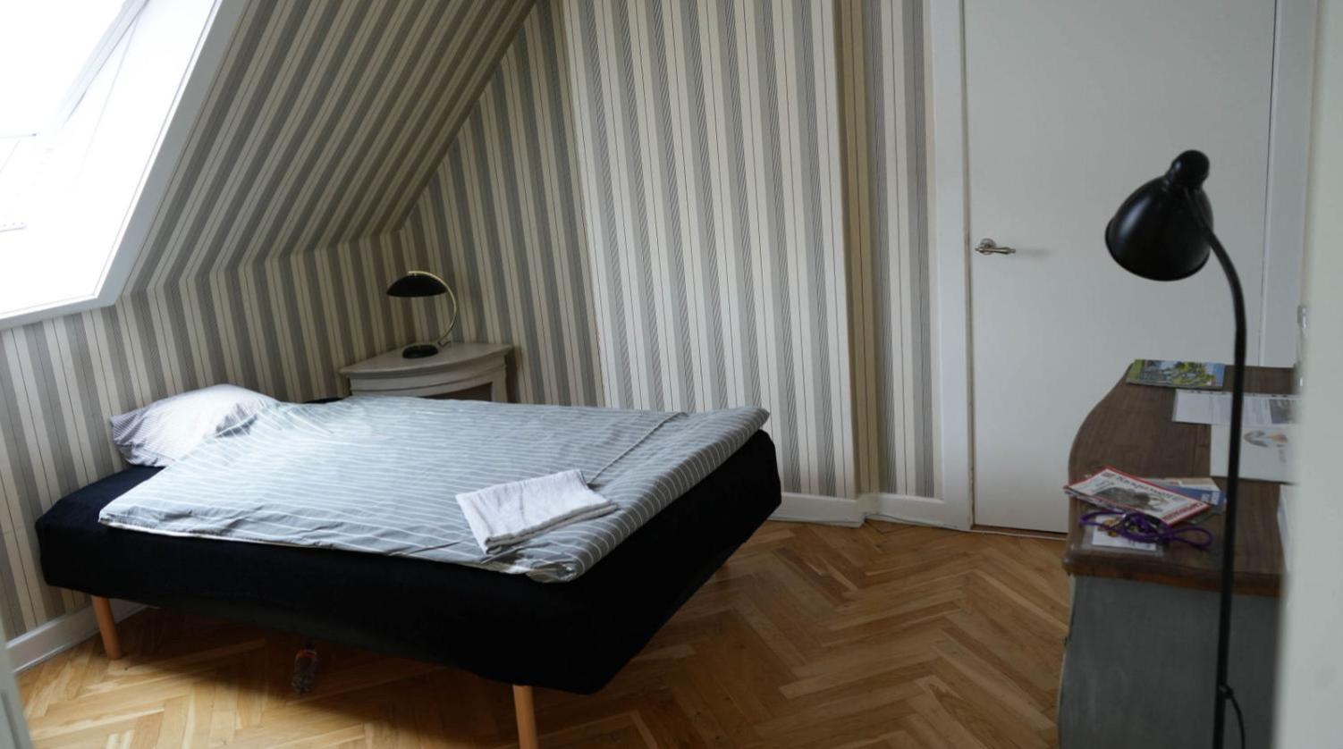 Cosy room in residential part of Copenhagen, with free street parking and shared bathroom