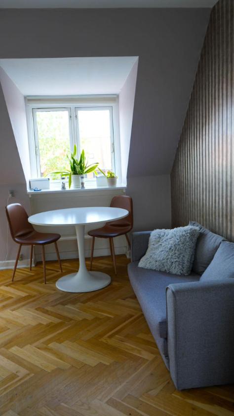 Cosy room in residential part of Copenhagen, with free street parking and shared bathroom