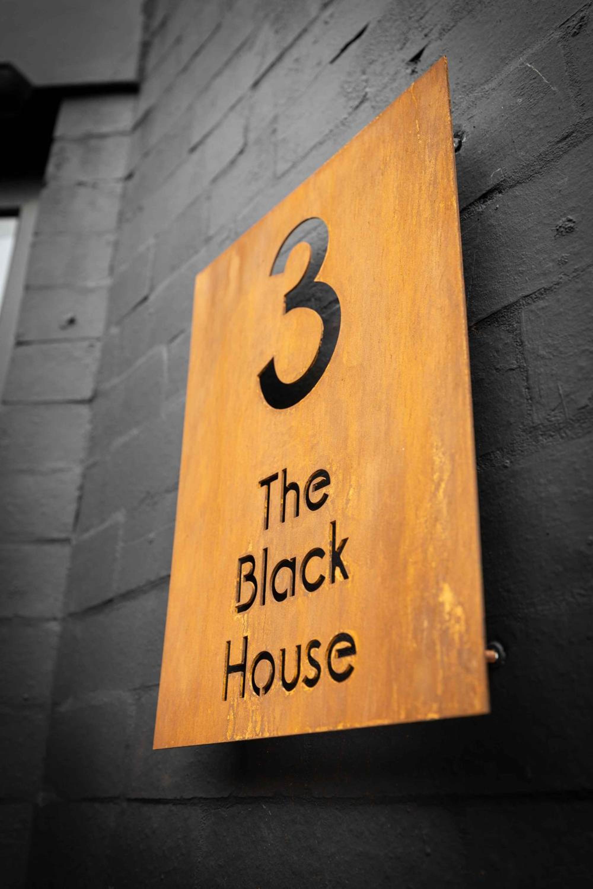 The Black House - Air Host & Stay - 5 Bedrooms