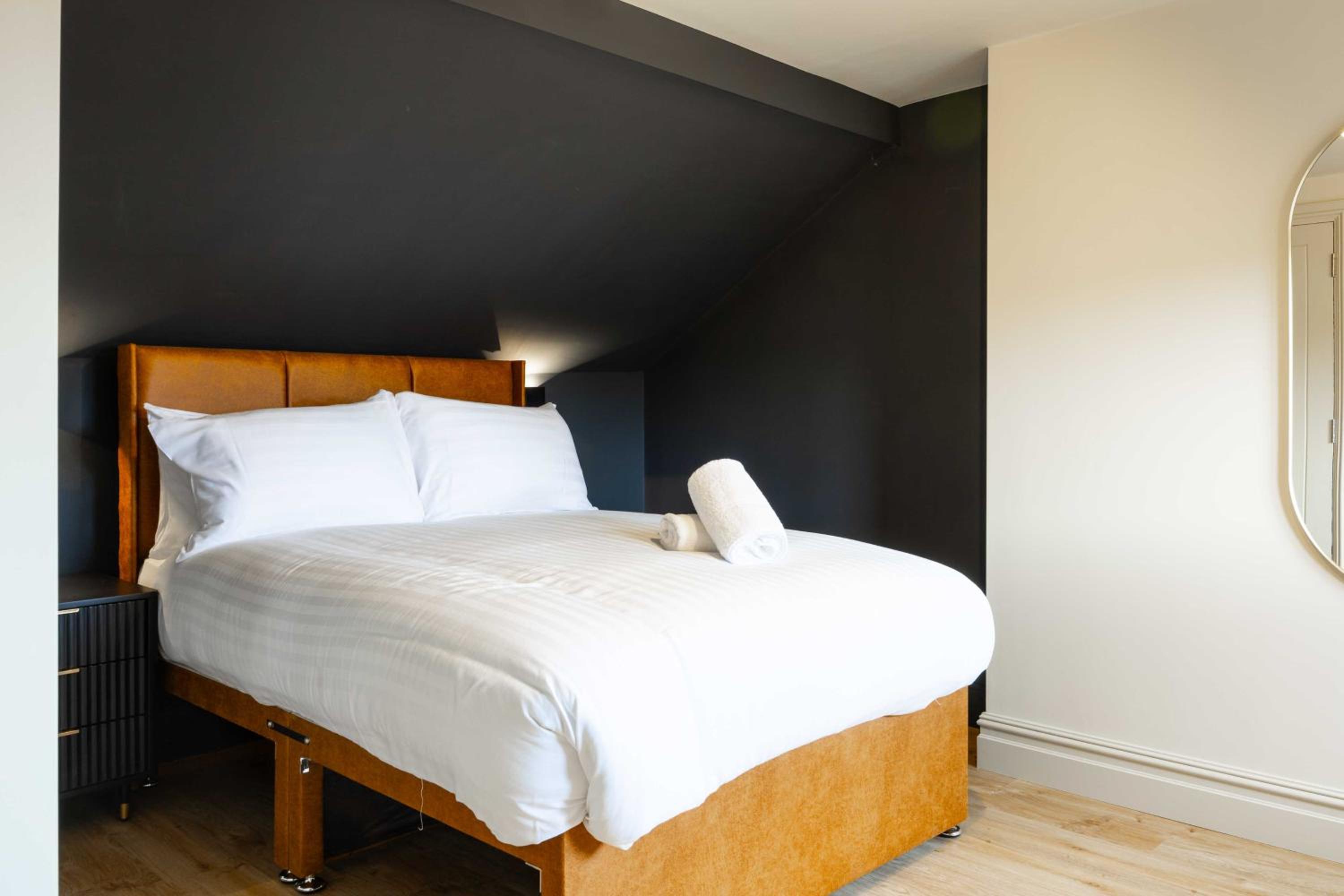 The Black House - Air Host & Stay - 5 Bedrooms