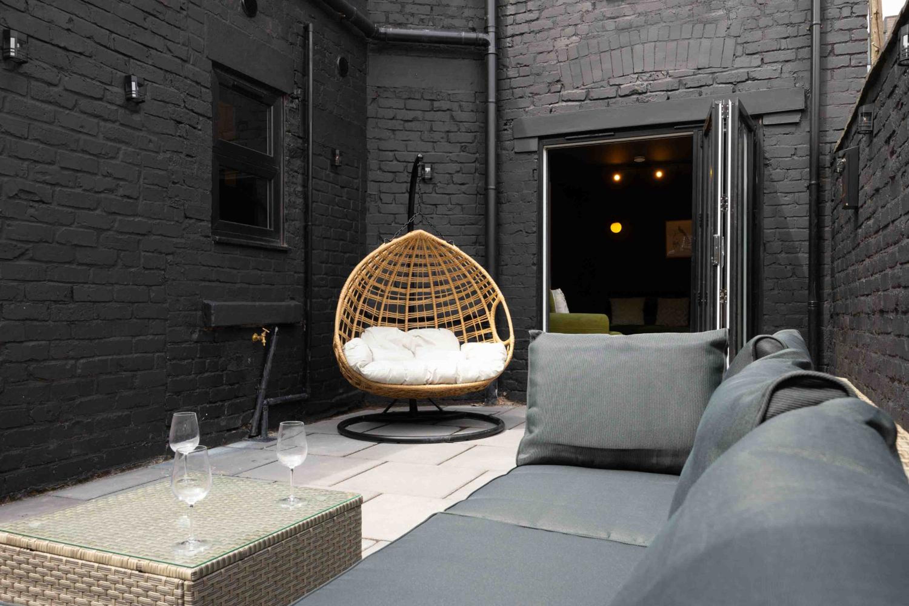 The Black House - Air Host & Stay - 5 Bedrooms