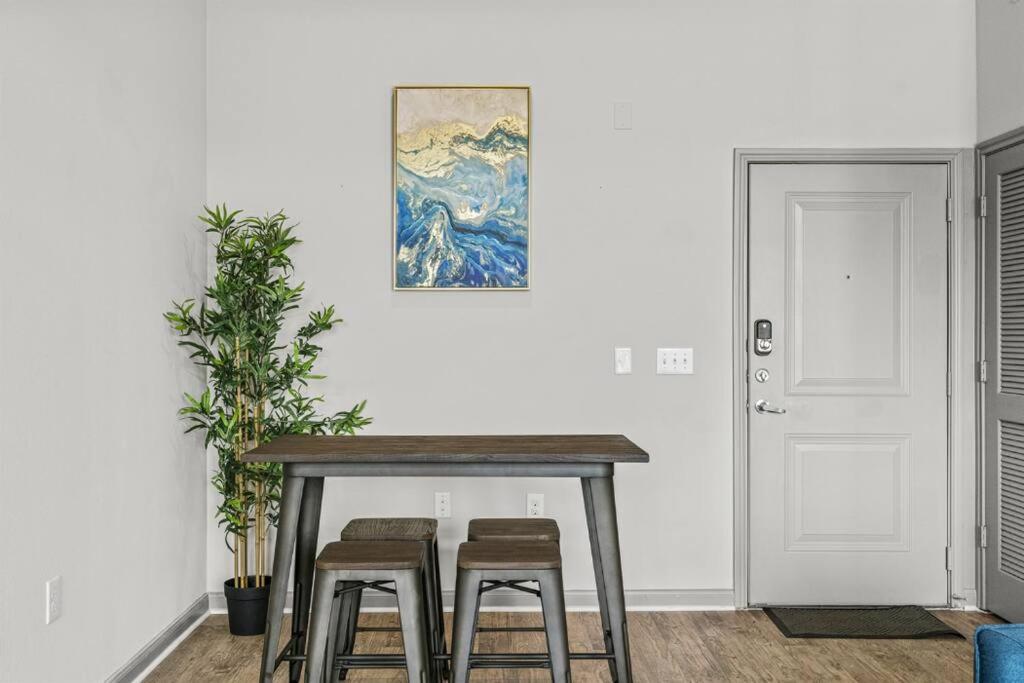 LUX 2B2B with Pool & Parking near the Heart of Austin view 3