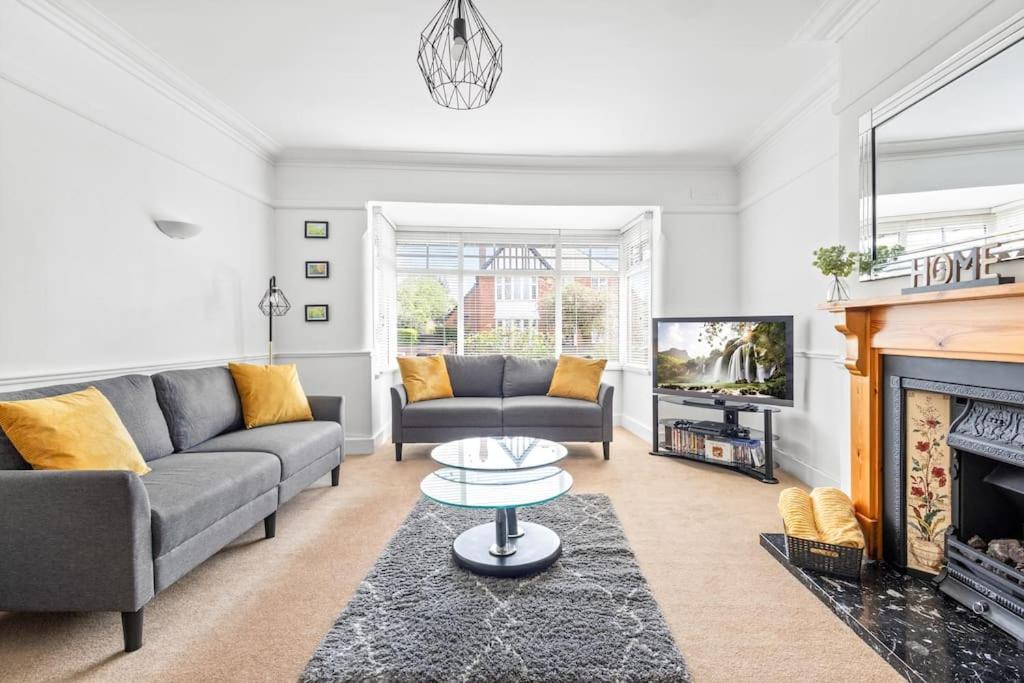5 Bedroom Large Home for Contractors, Families and Groups view 3