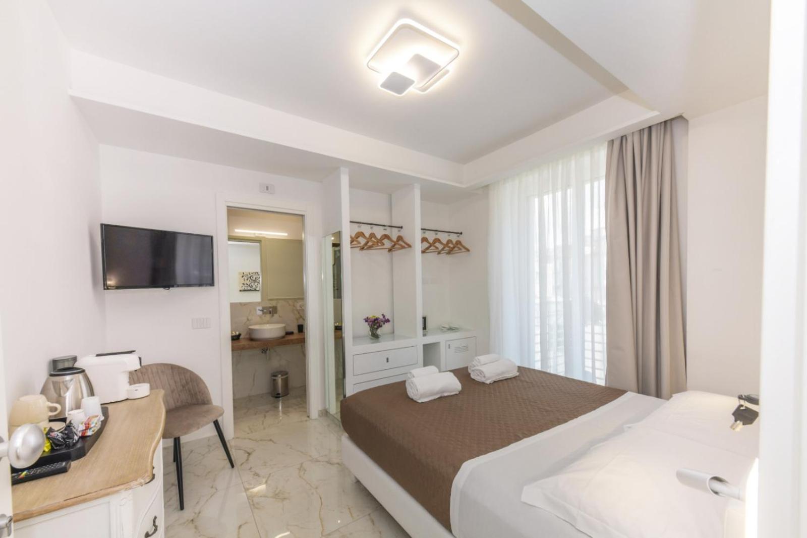Donna Adriana Rooms