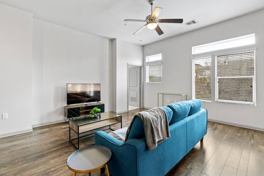 Modern Austin 2BR 2B Apt with Pool Parking & WIFI