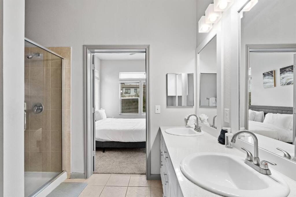 Modern Austin 2BR 2B Apt with Pool Parking & WIFI