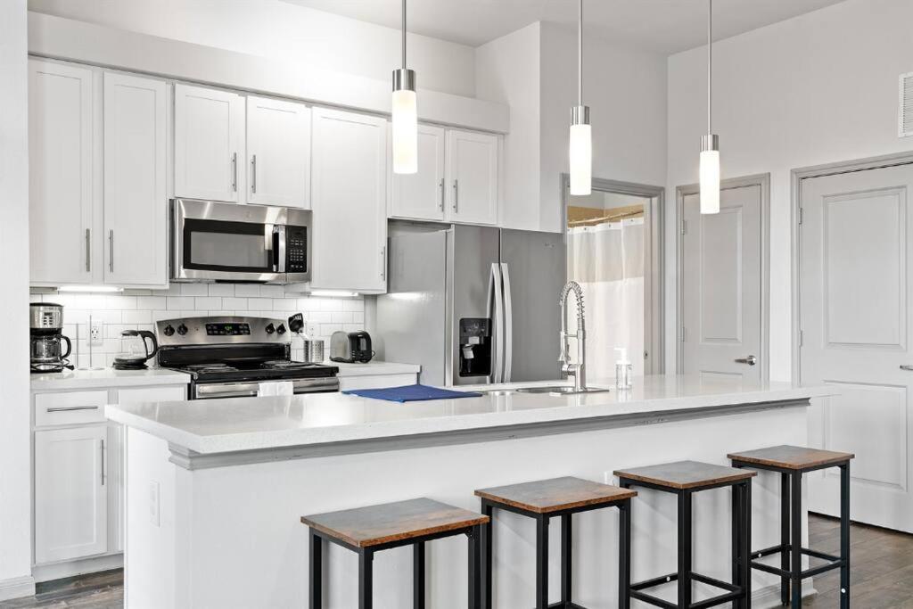 Modern Austin 2BR 2B Apt with Pool Parking & WIFI