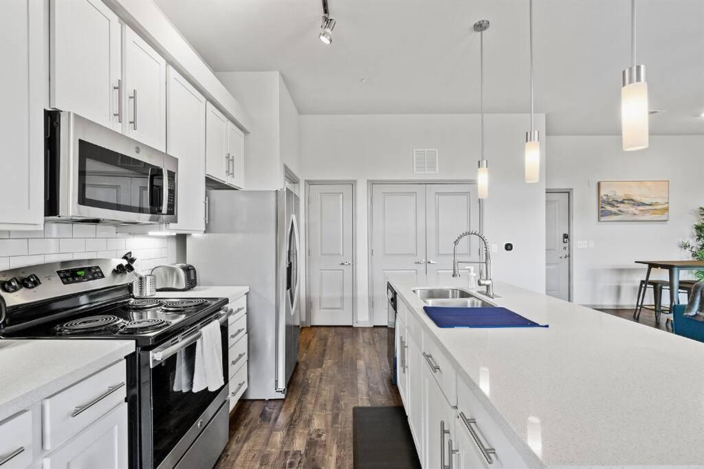 Modern Austin 2BR 2B Apt with Pool Parking & WIFI