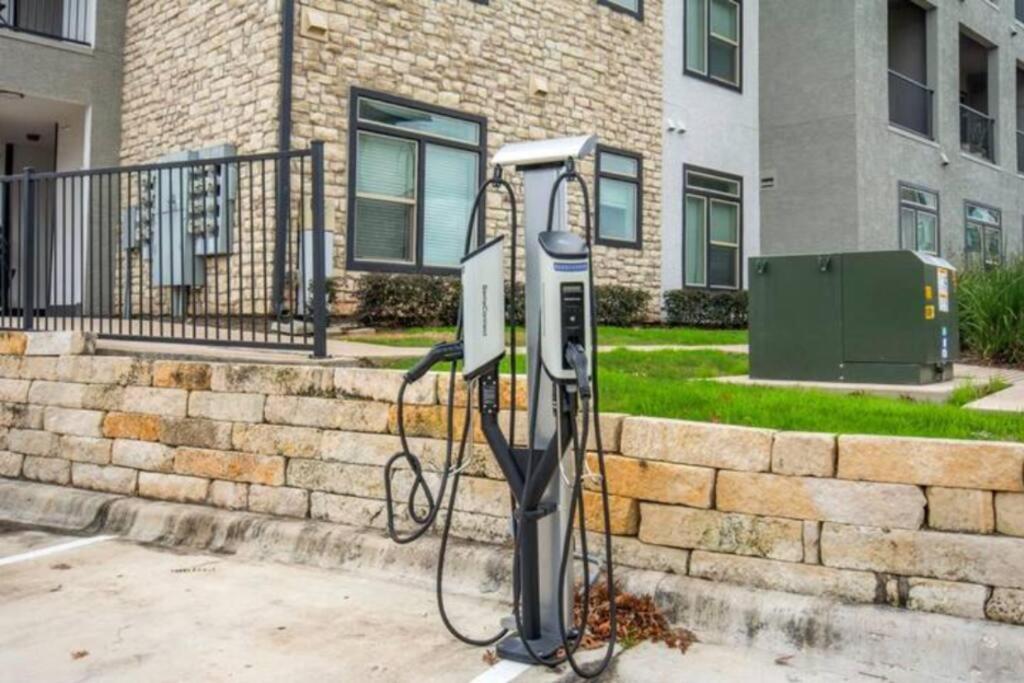 Modern Austin 2BR 2B Apt with Pool Parking & WIFI