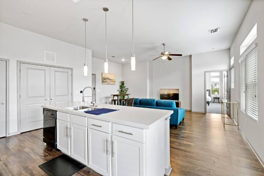 Modern Austin 2BR 2B Apt with Pool Parking & WIFI