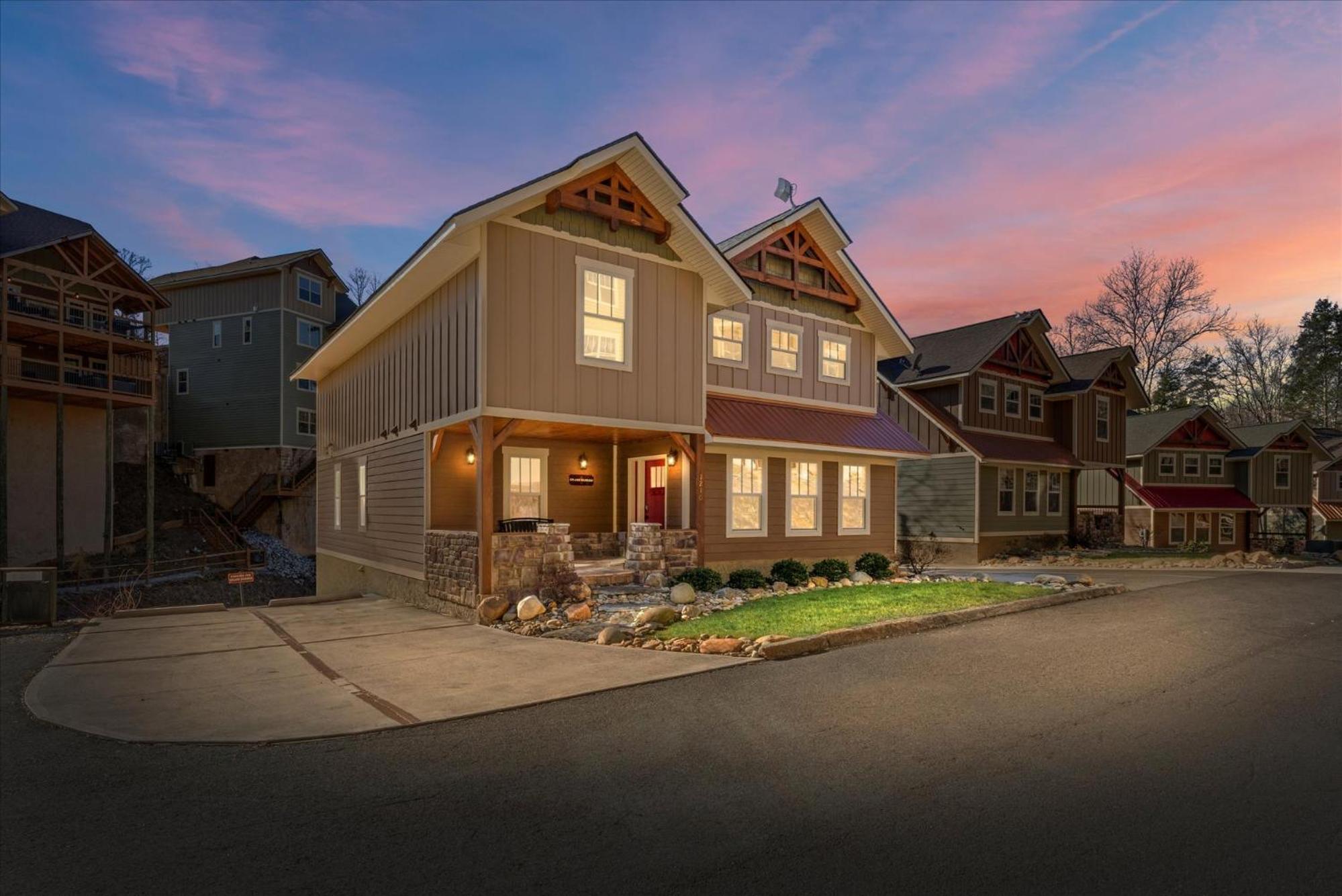 Hotel Splash Mansion by Eden Crest - Image 1