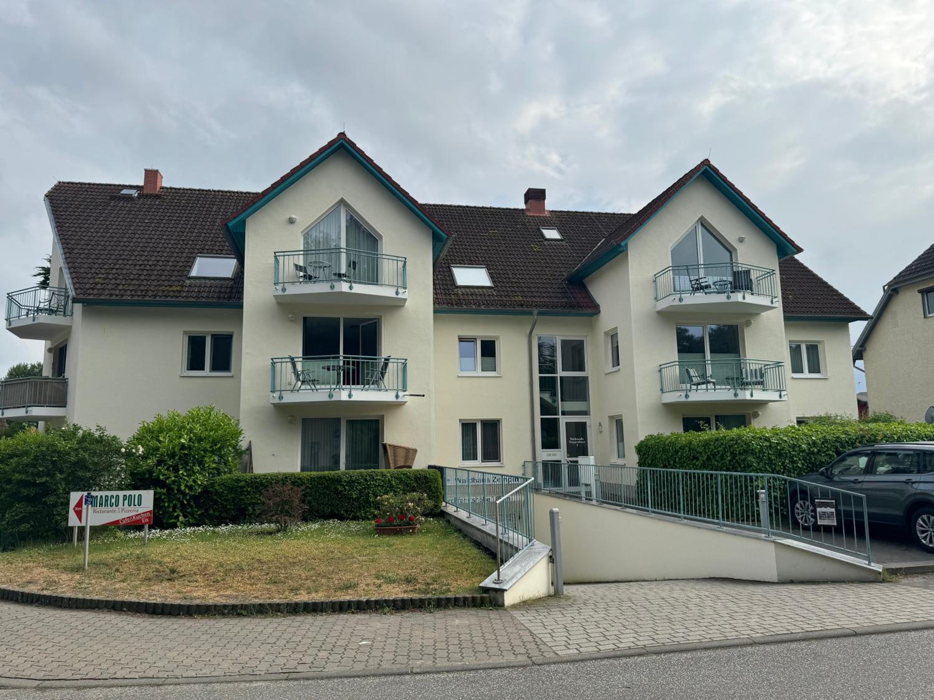 Ferienwohnung Möwe mit Balkon, ein Strandkorb im Sommer und 2 Fahrräder view 5