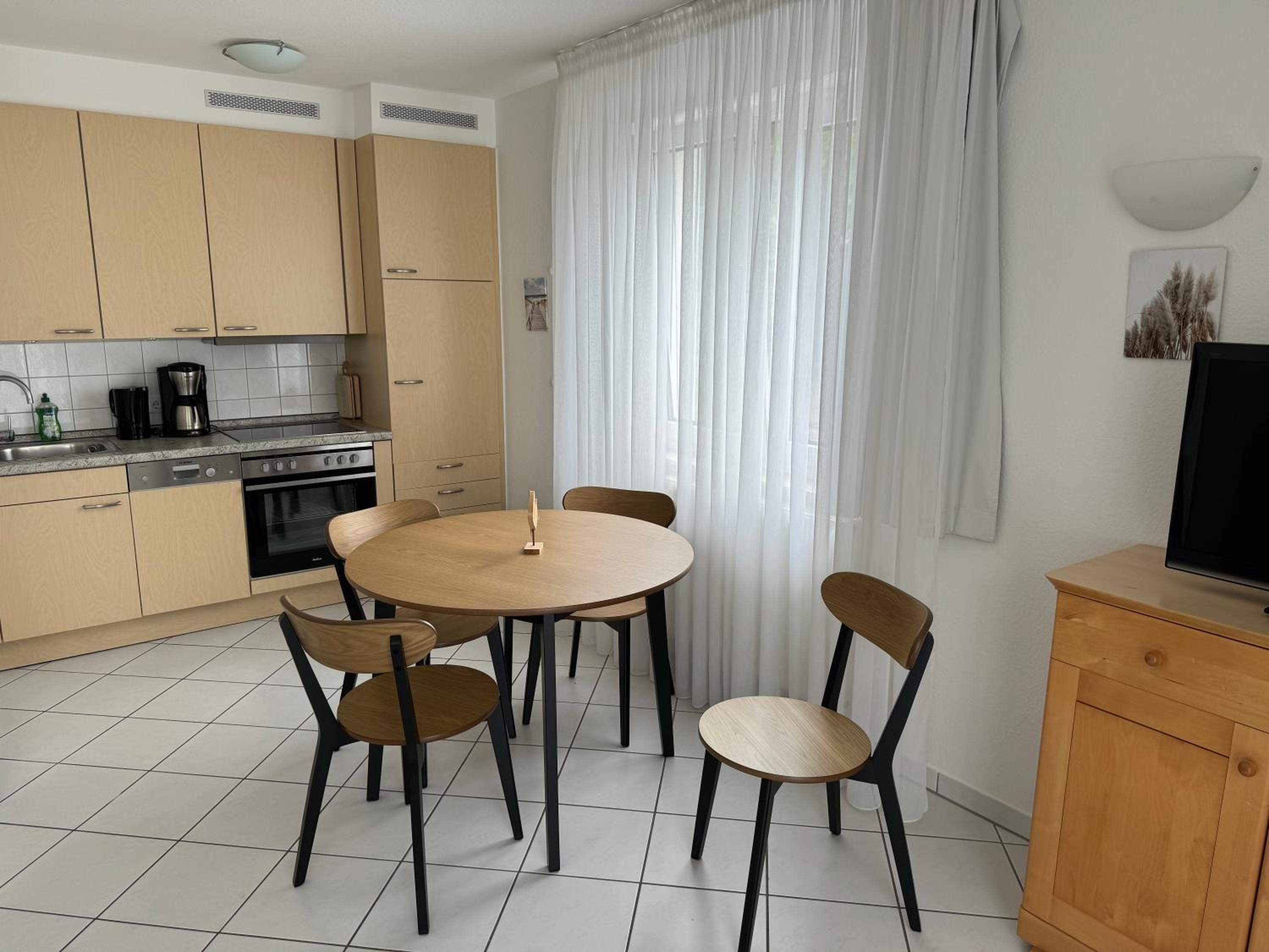 Ferienwohnung Möwe mit Balkon, ein Strandkorb im Sommer und 2 Fahrräder view 4