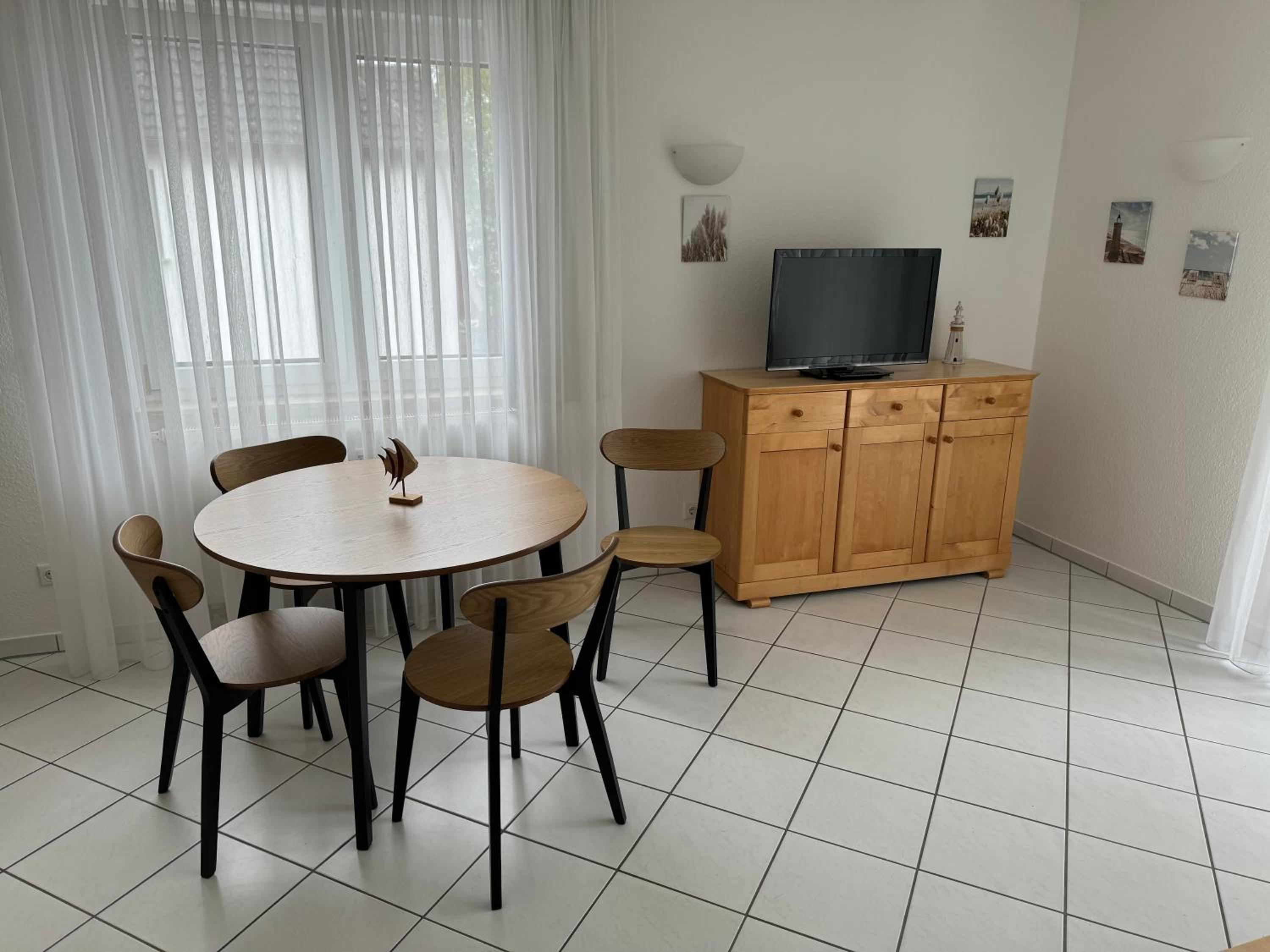 Ferienwohnung Möwe mit Balkon, ein Strandkorb im Sommer und 2 Fahrräder view 2