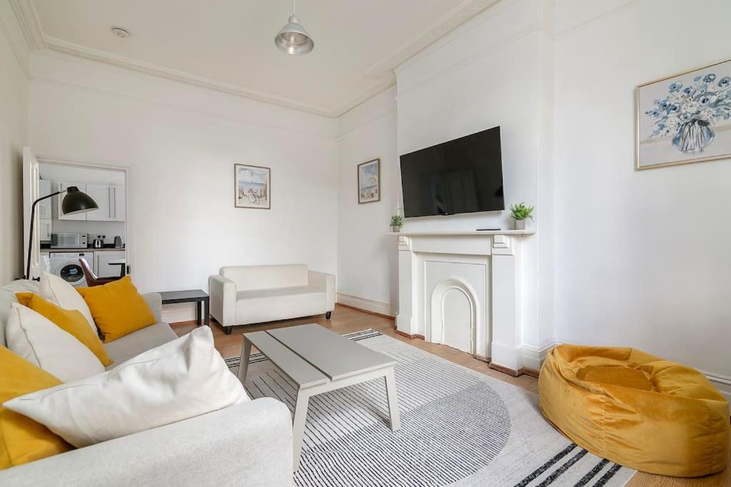 Modern 3-Bedroom Haven in Vibrant Brixton — hotel room