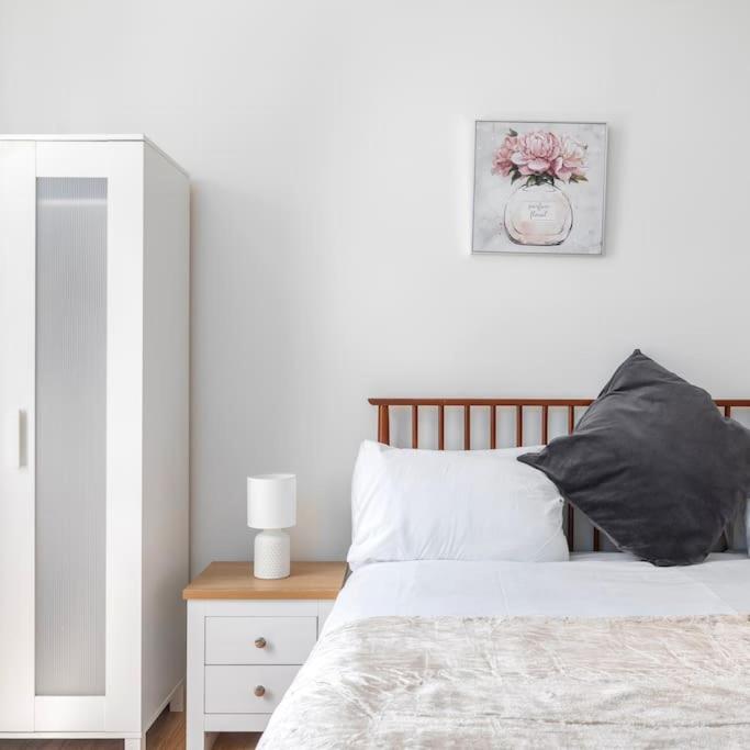Modern 3-Bedroom Haven in Vibrant Brixton photo 5