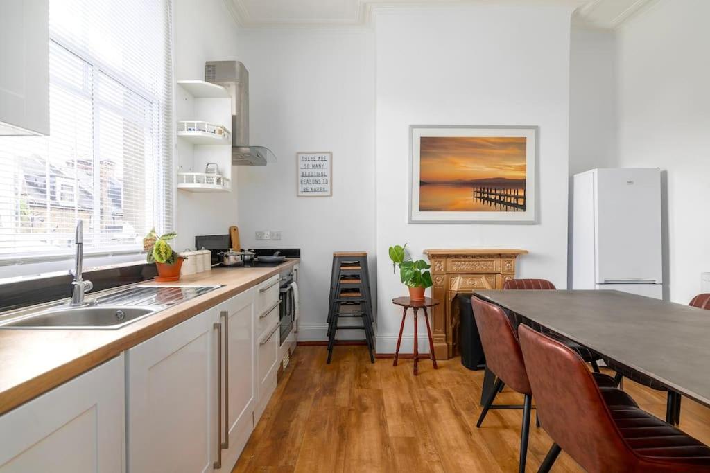 Modern 3-Bedroom Haven in Vibrant Brixton — kitchen
