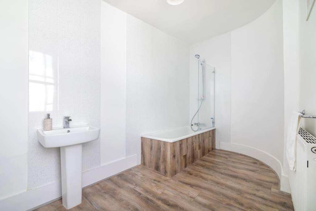 Modern 3-Bedroom Haven in Vibrant Brixton photo 2