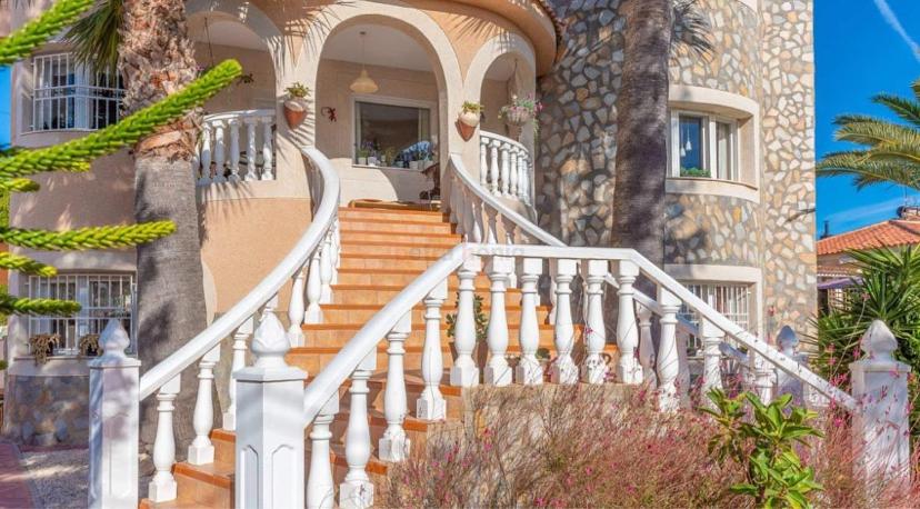 Villa Rapunzel - 30 mins from Alicante and close to EVERYTHING view 2