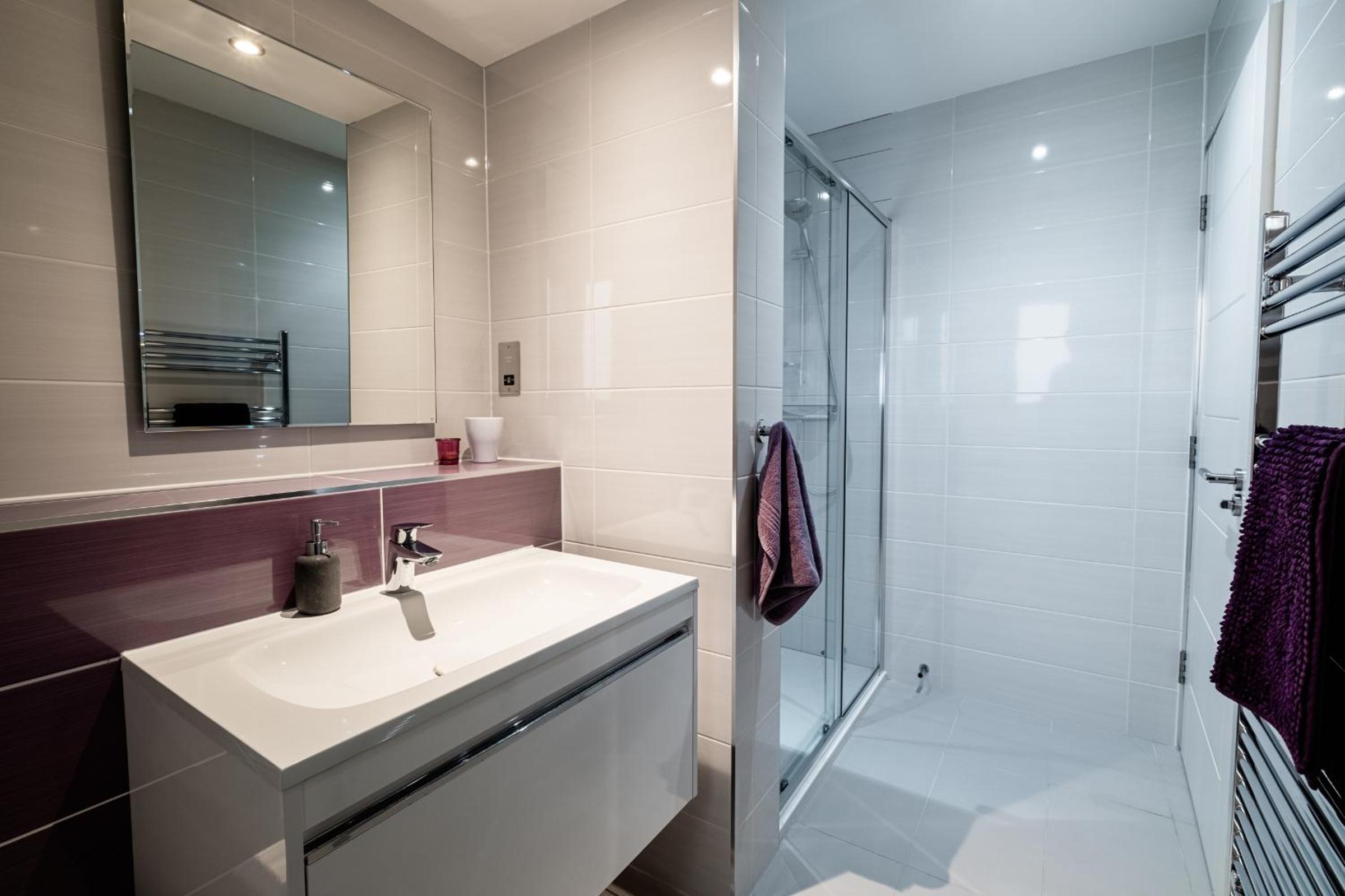 Modern house with hot tub, perfect night away! view 4