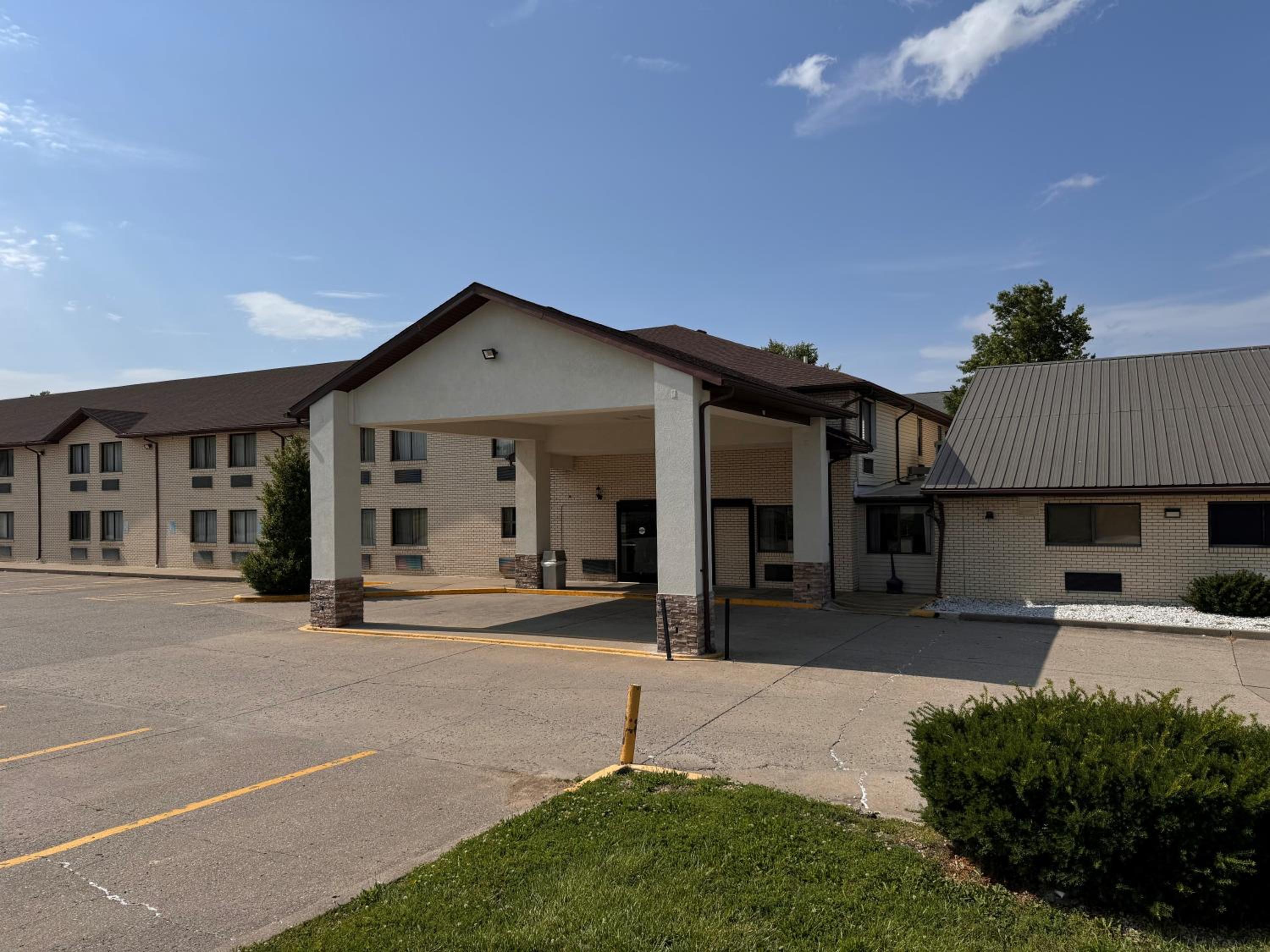 Mount Vernon Vacations - Quality Inn Mount Vernon, IL - Property Image 1