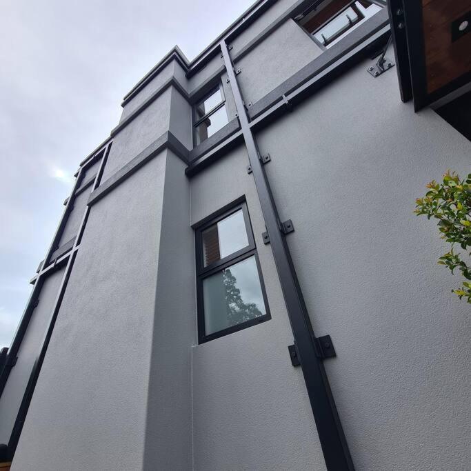 Hotel Apartment 3 - Haddin Court - Industrial Glam - Image 1