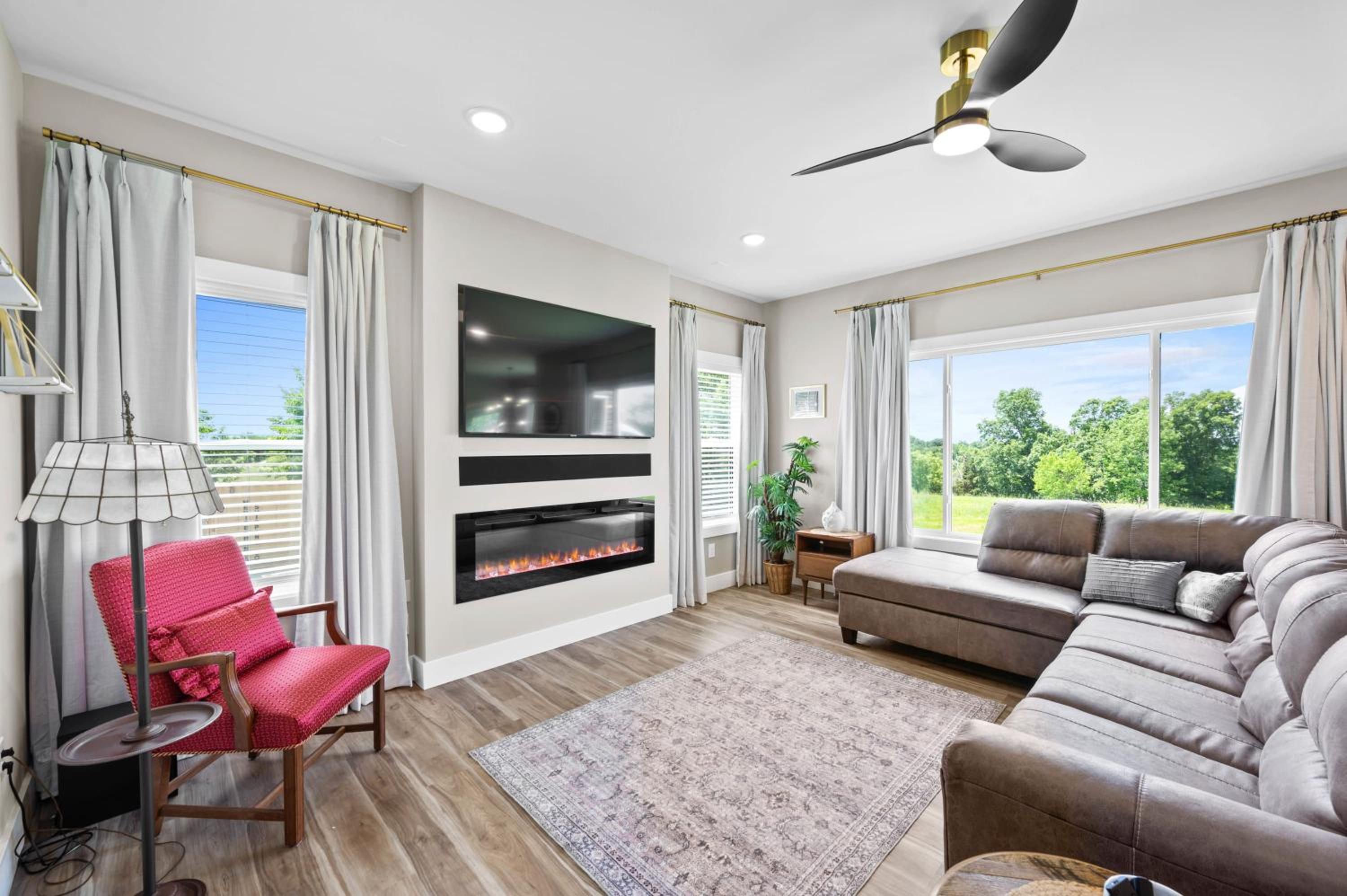 Home for 21 Near Ark - Ensuite Bathrooms - with Pool! view 5