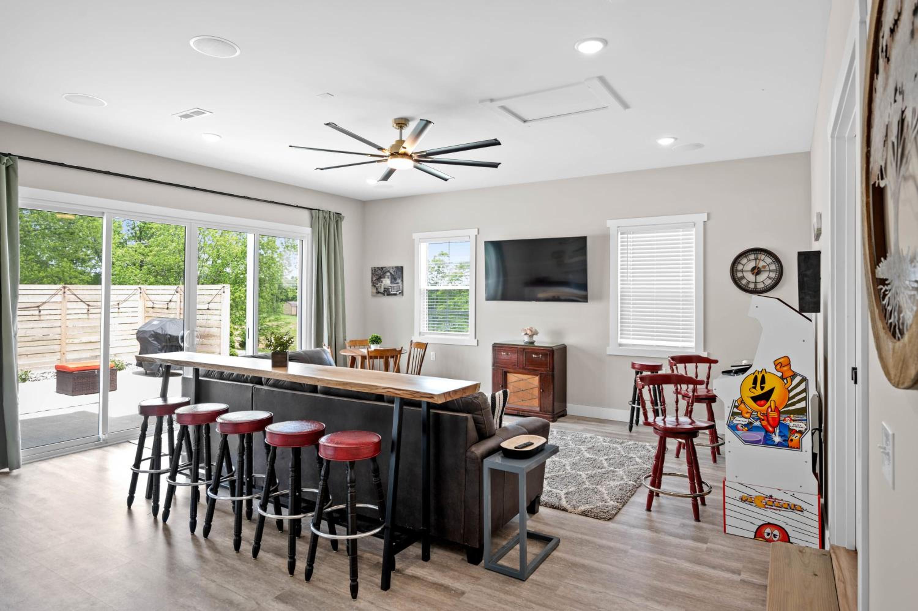 Home for 21 Near Ark - Ensuite Bathrooms - with Pool! view 2