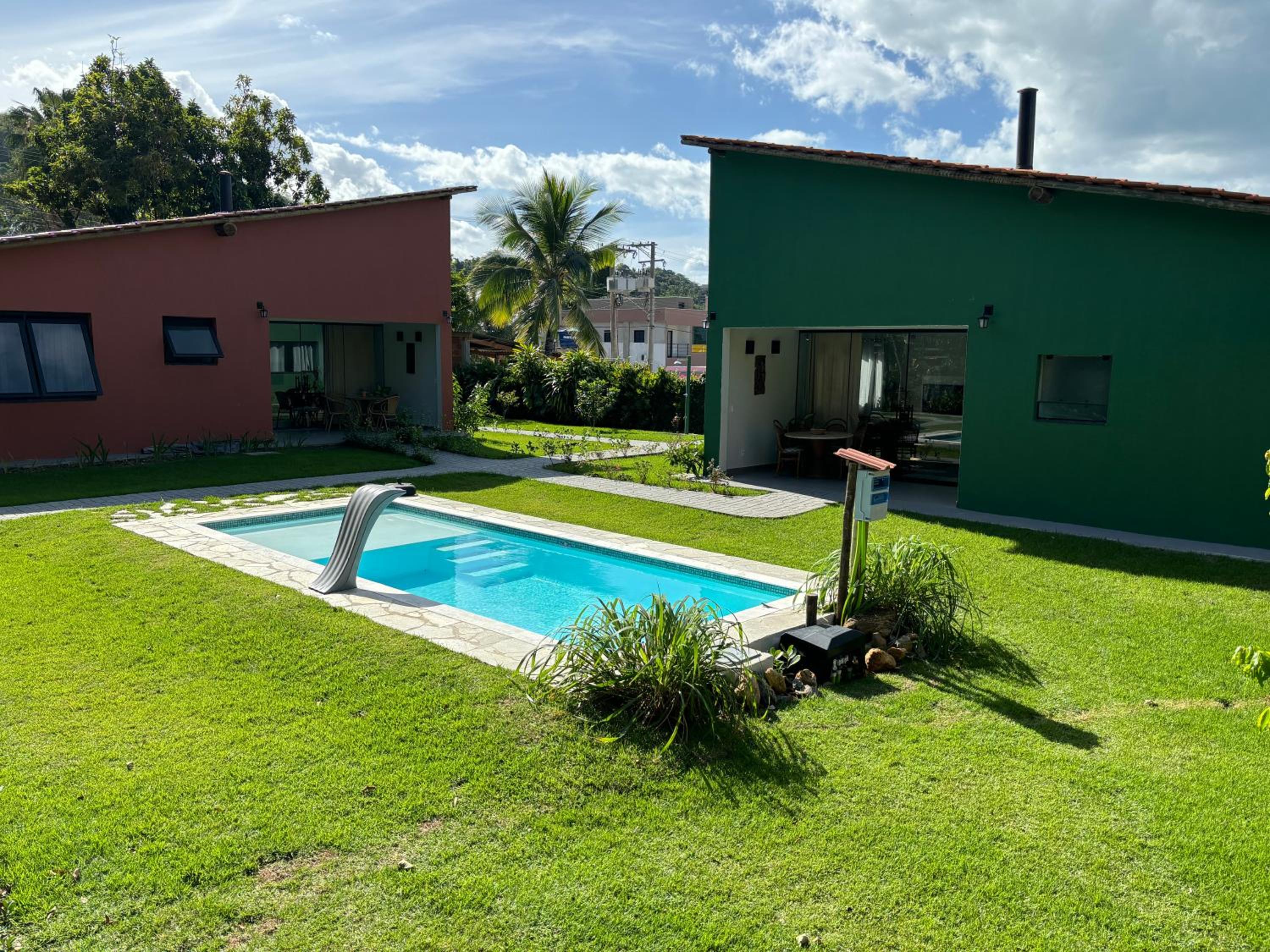Casas aconchegantes com piscina na encantadora Praia das Cigarras