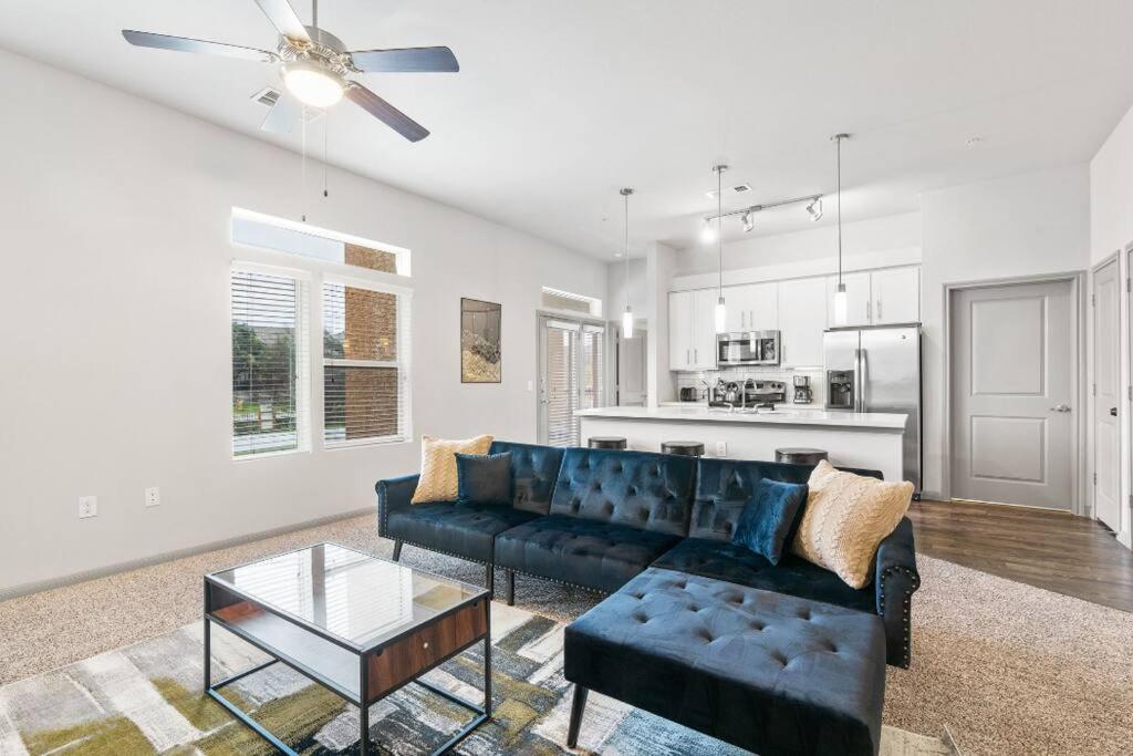 Spacious LUX 2BR 2B Unit in Austin with Pool! view 5