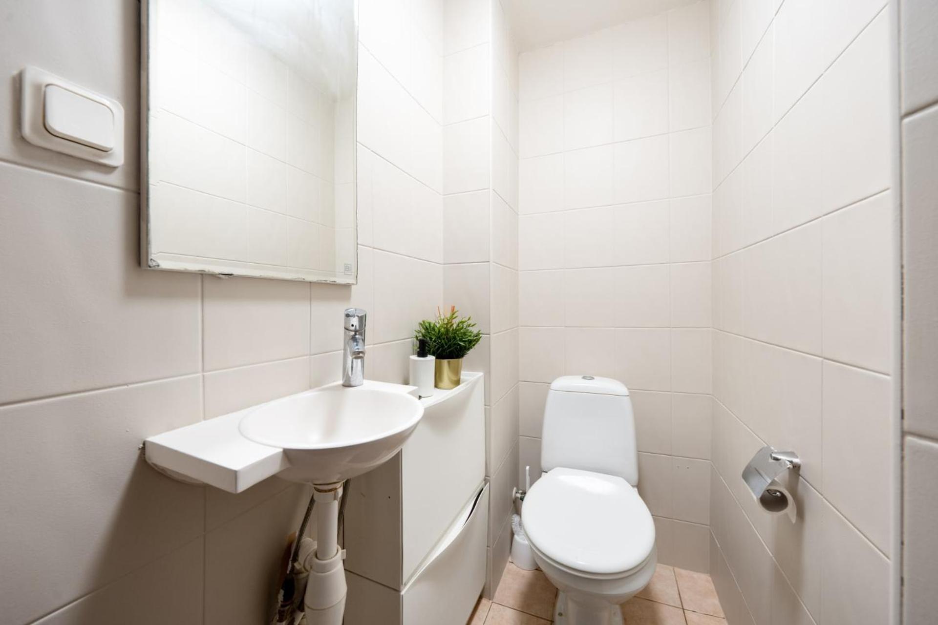 Sleeps 10 City Center Penthouse op US Embassy view 2