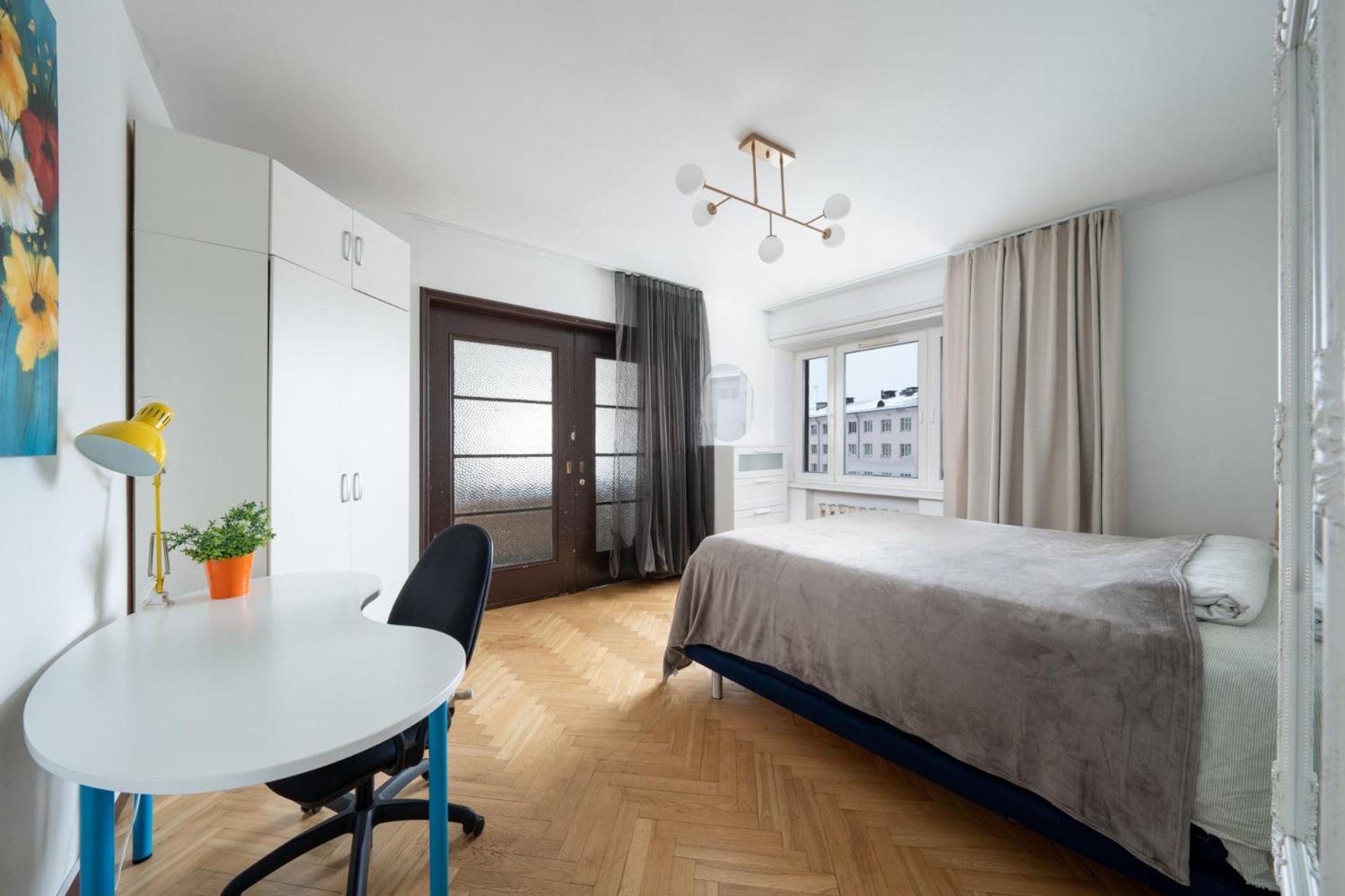 Sleeps 10 City Center Penthouse op US Embassy view 4