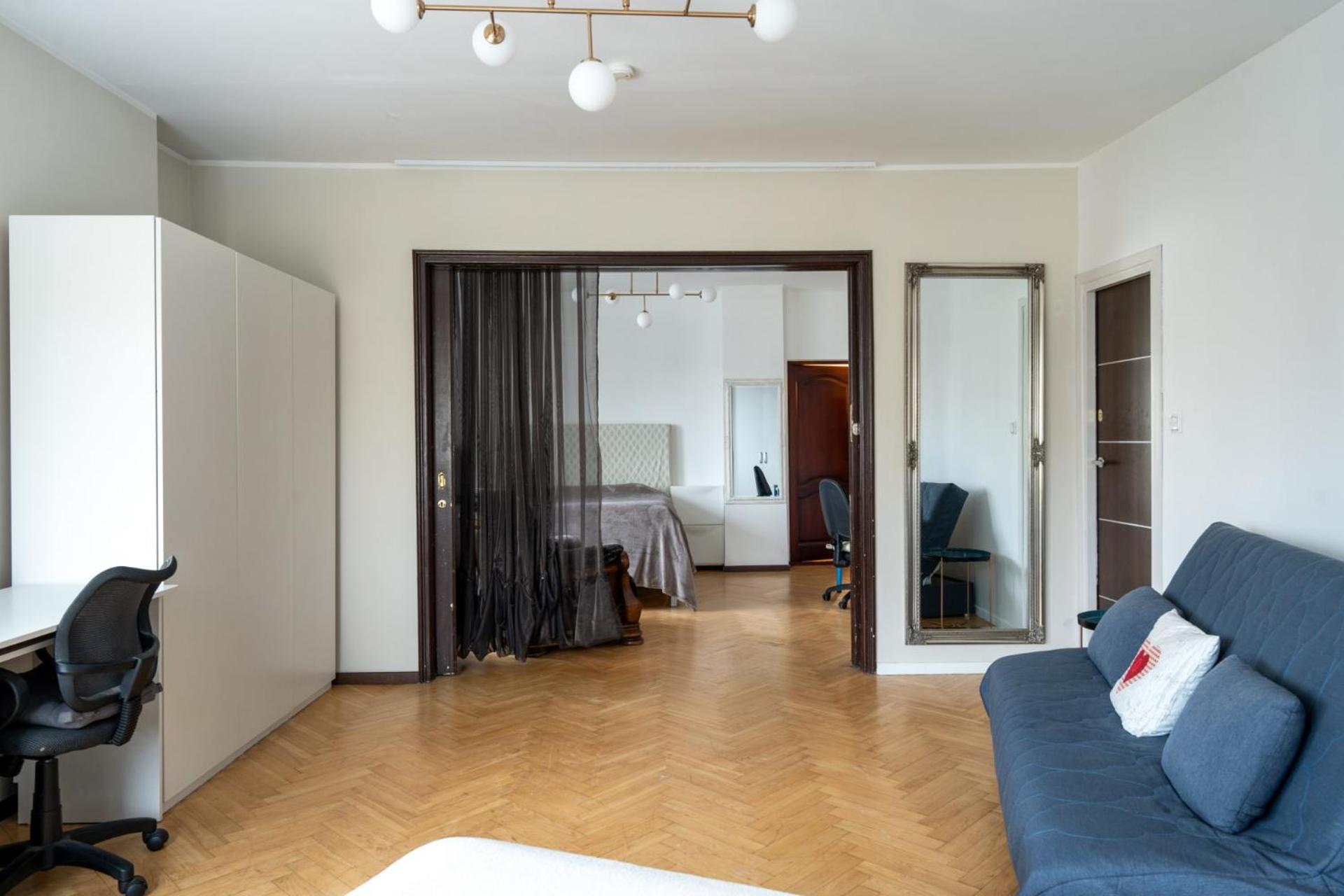 Sleeps 10 City Center Penthouse op US Embassy view 5