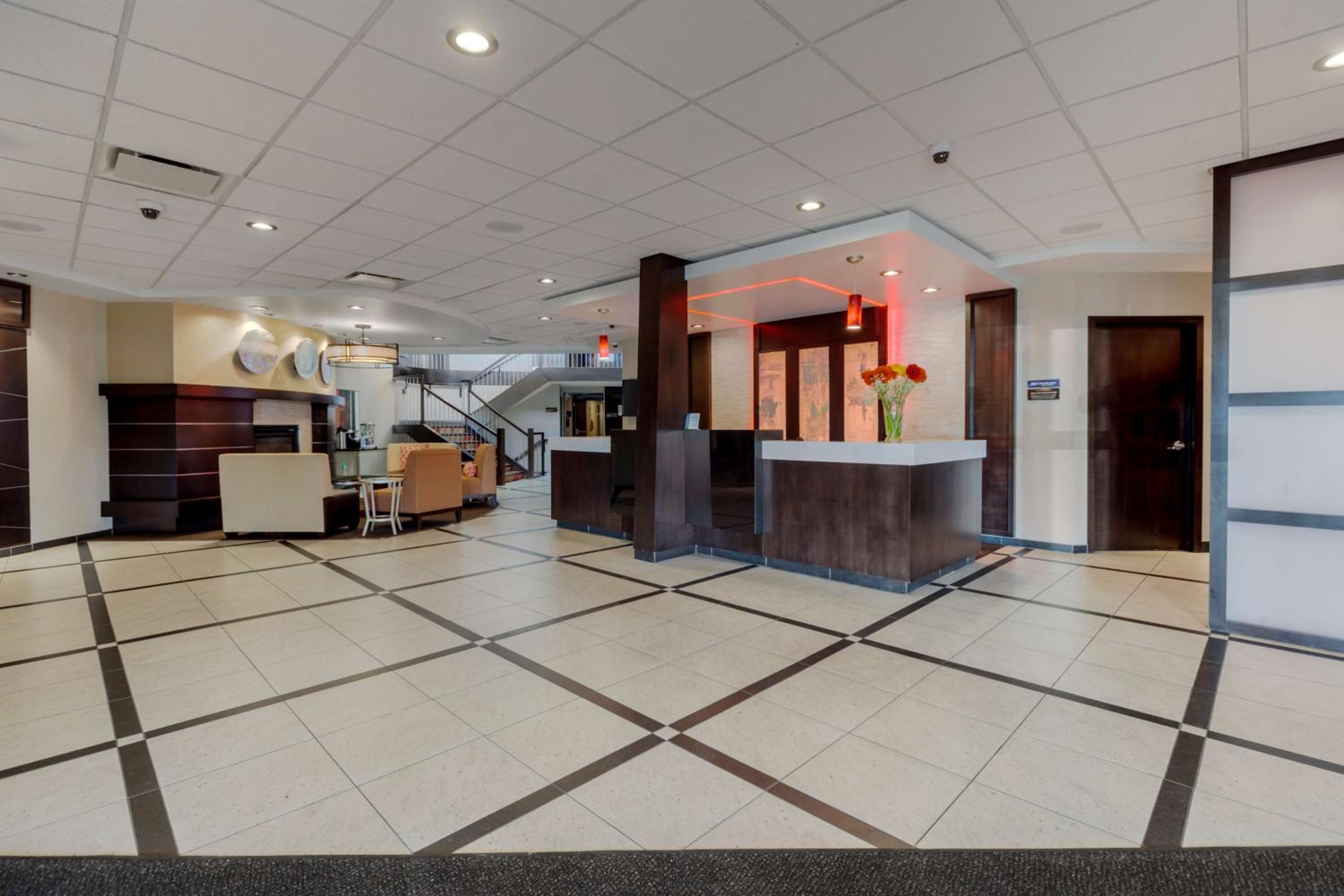 Leduc Vacations - Best Western Premier Denham Inn  Suites - Property Image 2
