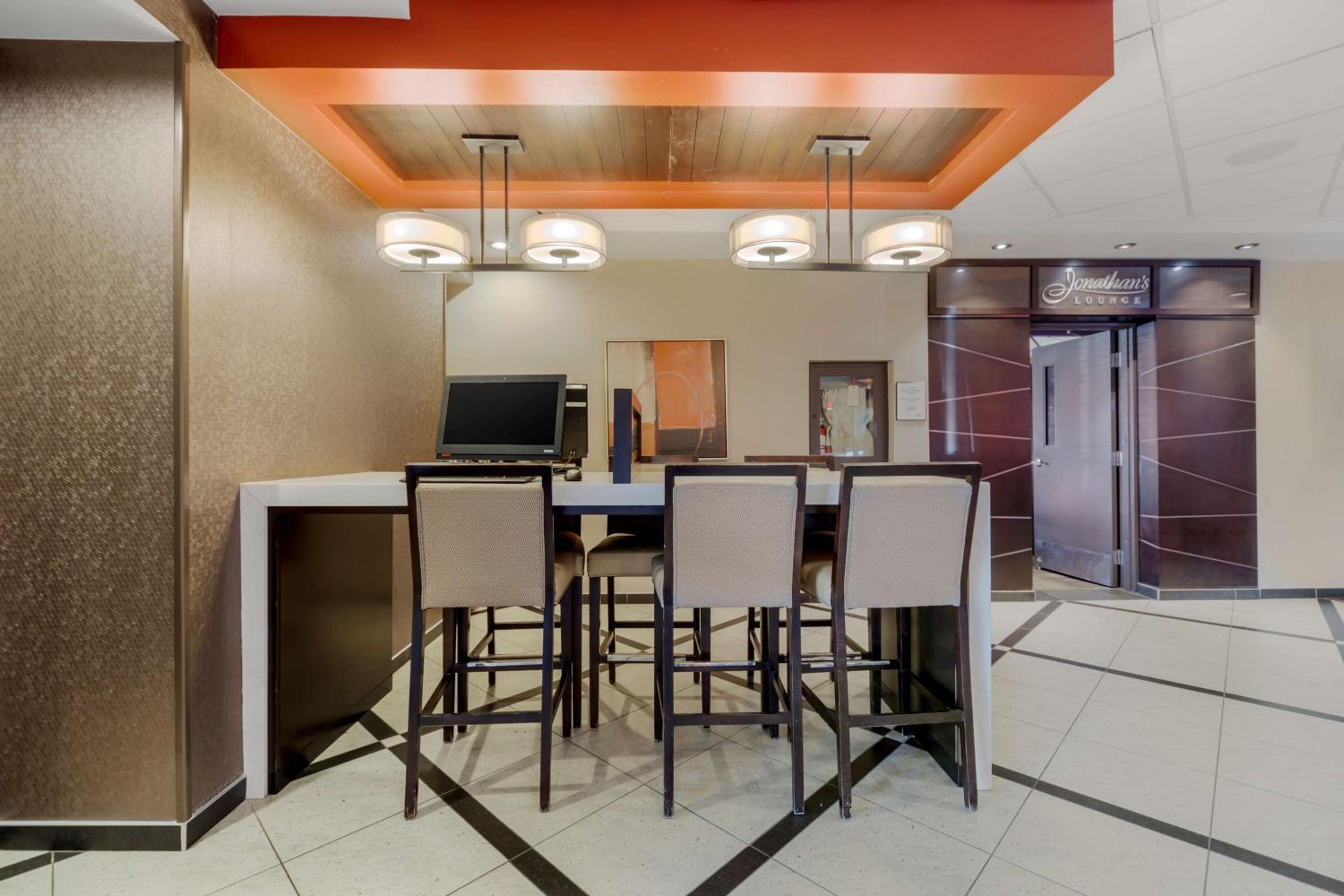 Leduc Vacations - Best Western Premier Denham Inn  Suites - Property Image 12