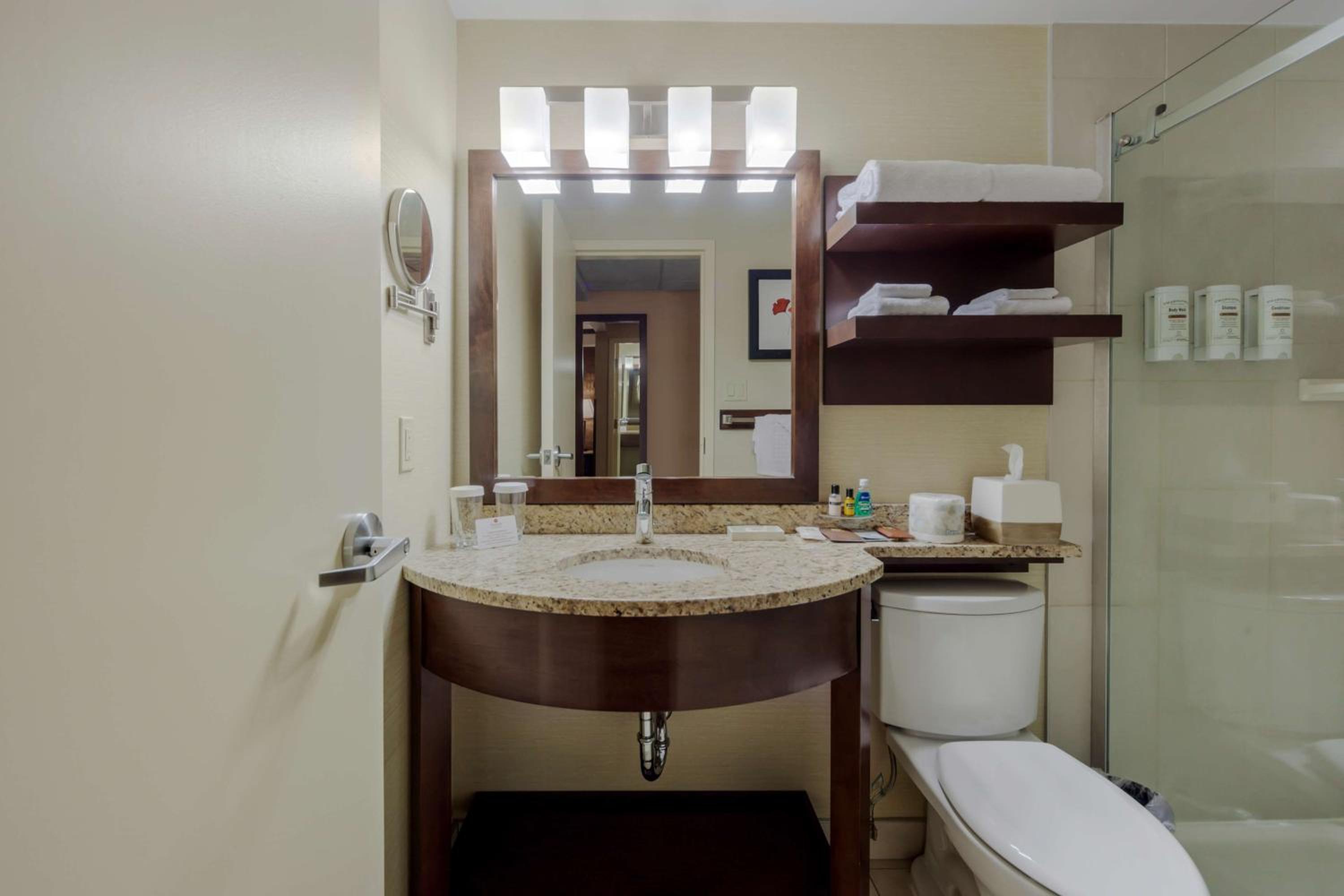 Leduc Vacations - Best Western Premier Denham Inn  Suites - Property Image 4