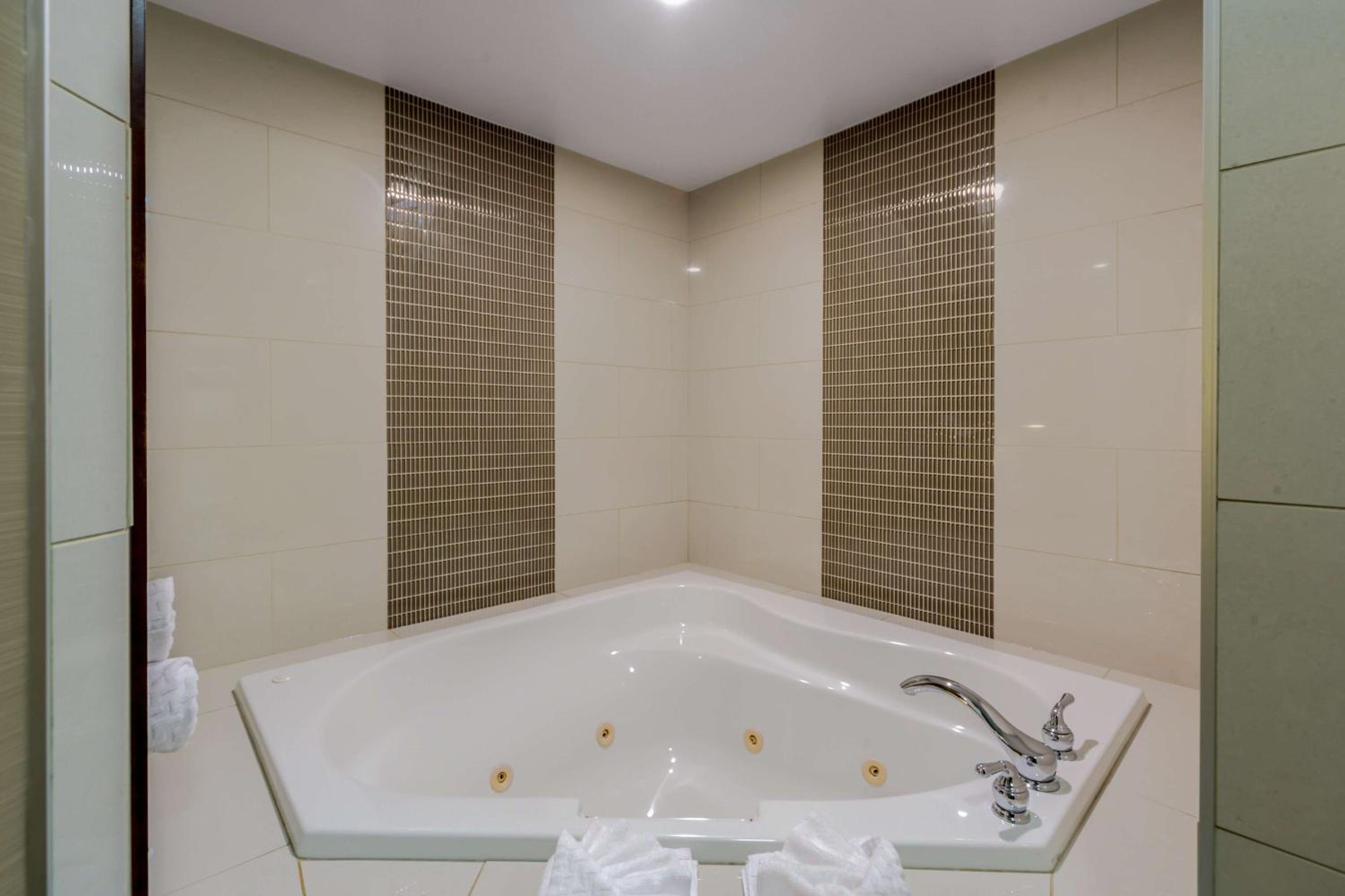 Leduc Vacations - Best Western Premier Denham Inn  Suites - Property Image 6