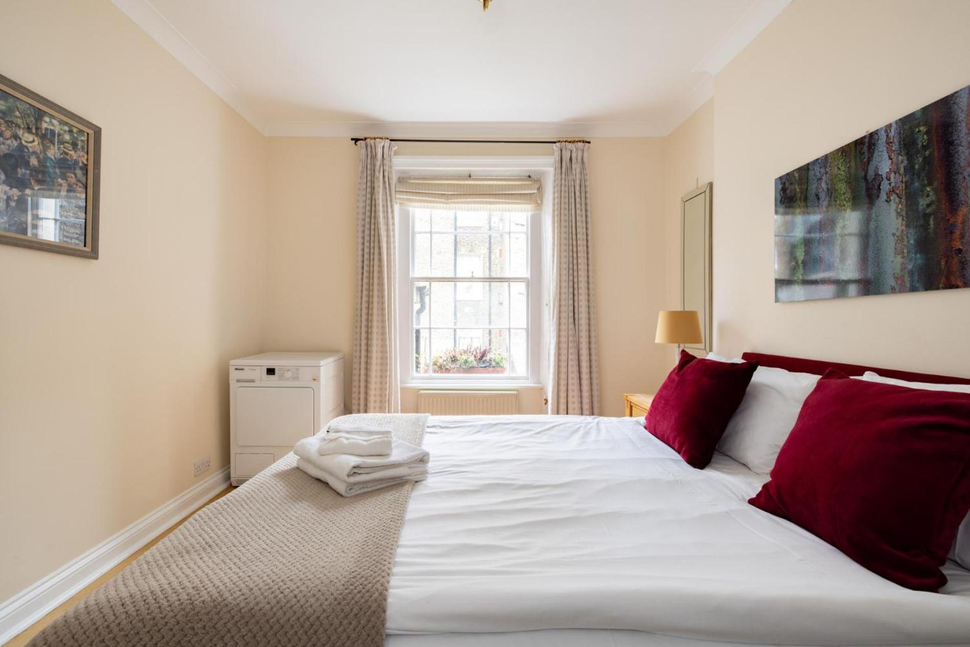 Little Picnic in the Park - 1 Bedroom by Hyde Park