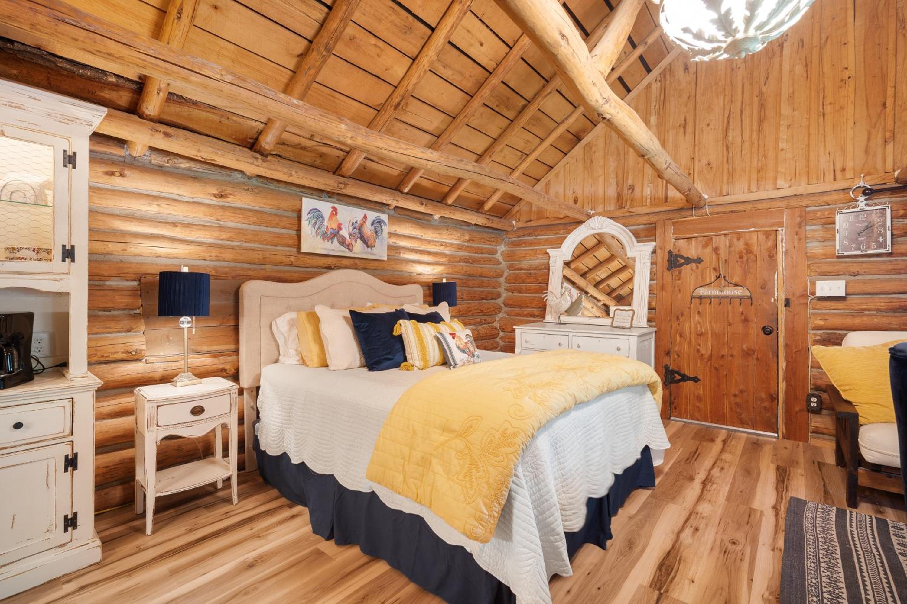 Log cabin-Kitchen-Front porch-Queen-The Velvet Rooster view 3