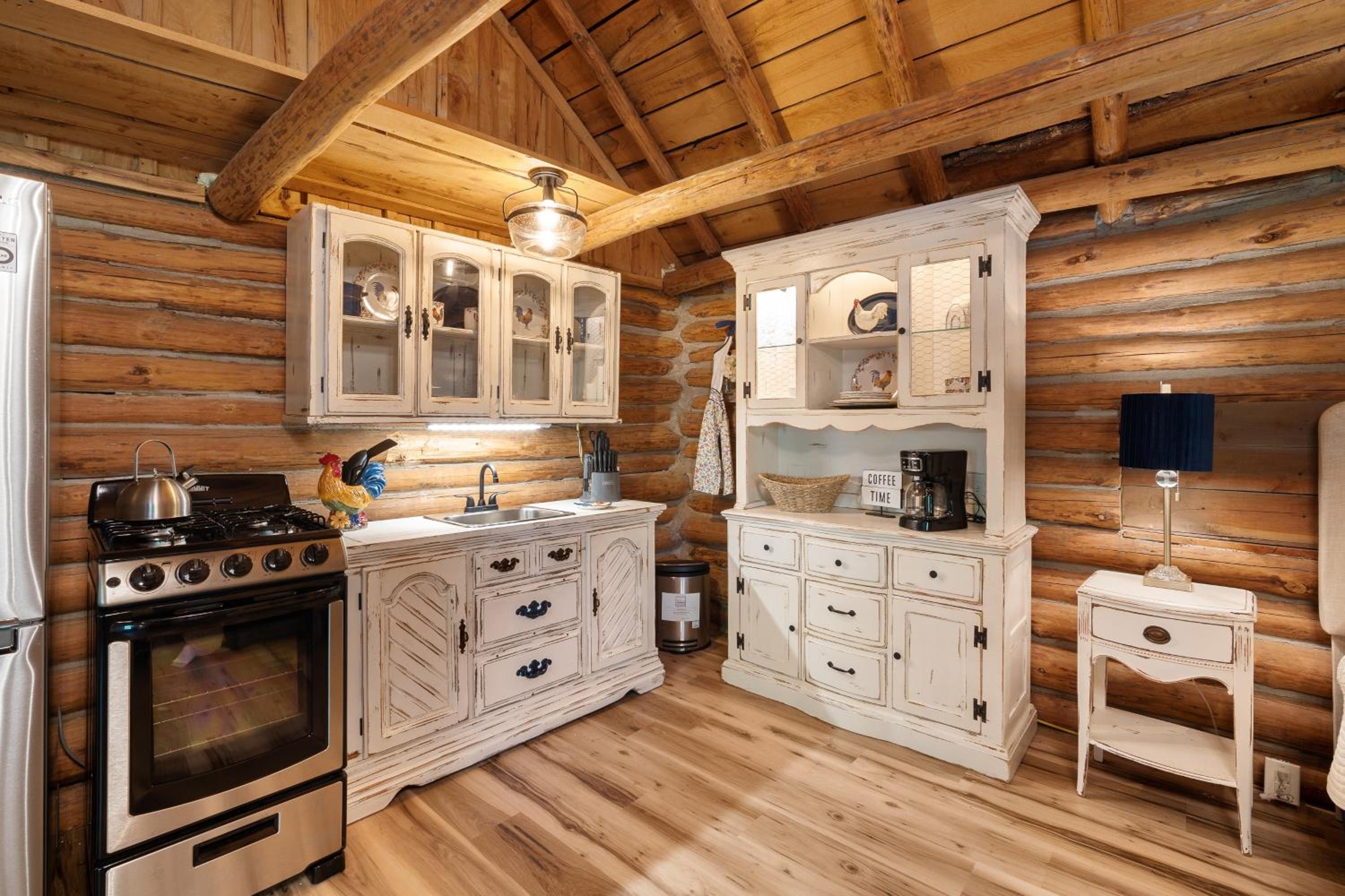 Log cabin-Kitchen-Front porch-Queen-The Velvet Rooster view 5