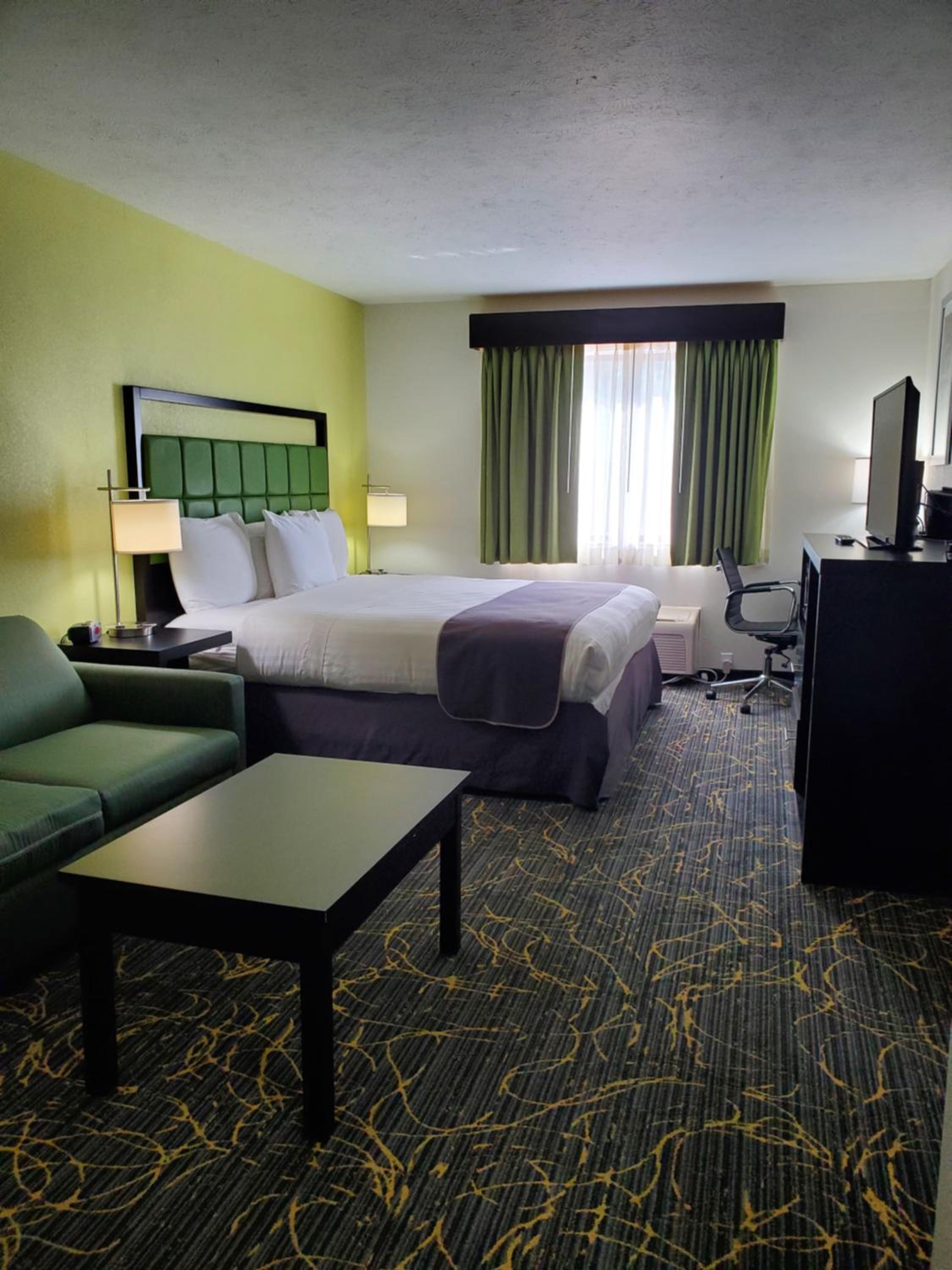 AmericInn and Suites by Wyndham Delafield-Waukesha-Milwaukee - Property Image 10