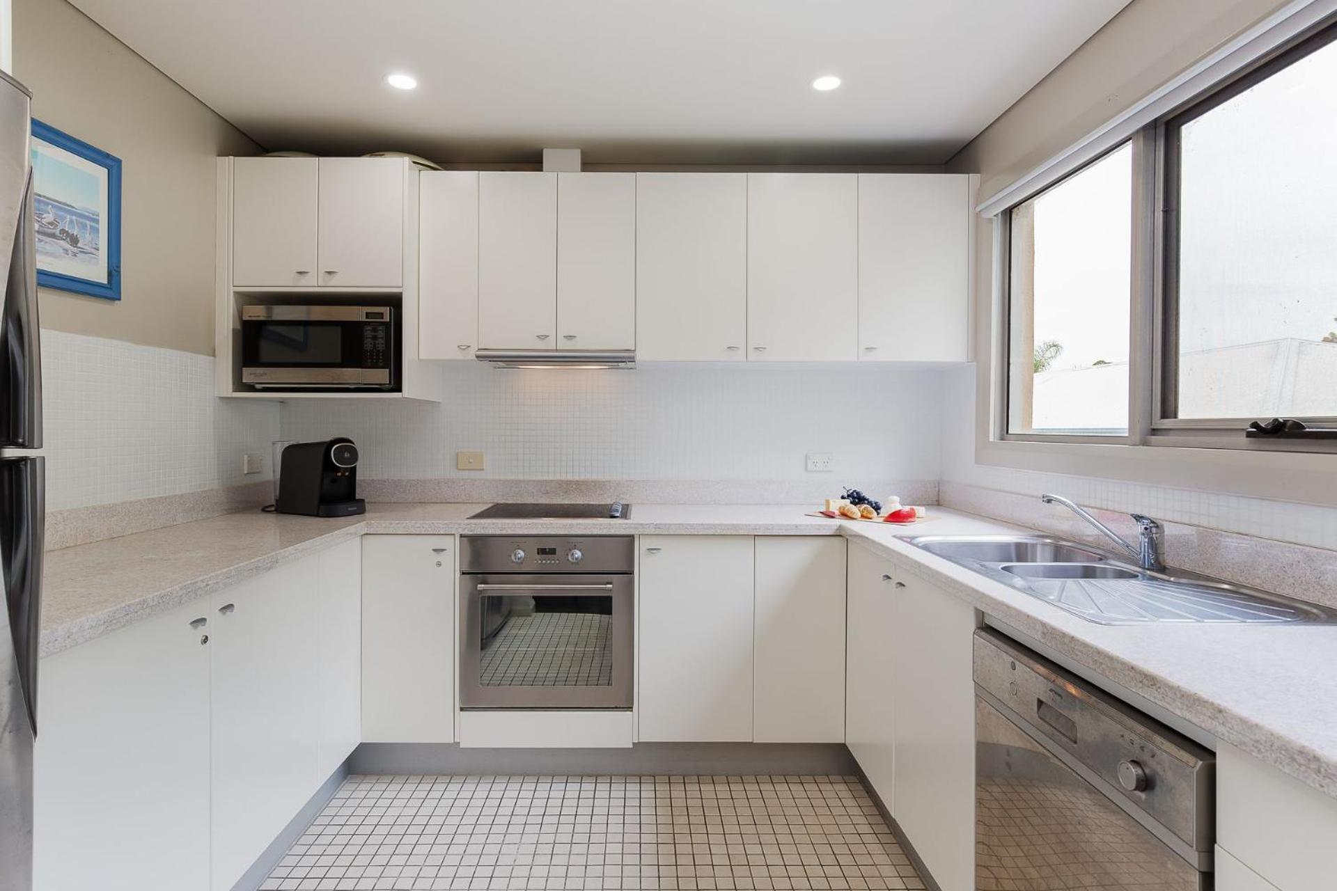 Bayview Apartments 10 42 Stockton St - Stylish apartment with air conditioning and Wi-Fi conveniently located in the heart of Nelson Bay
