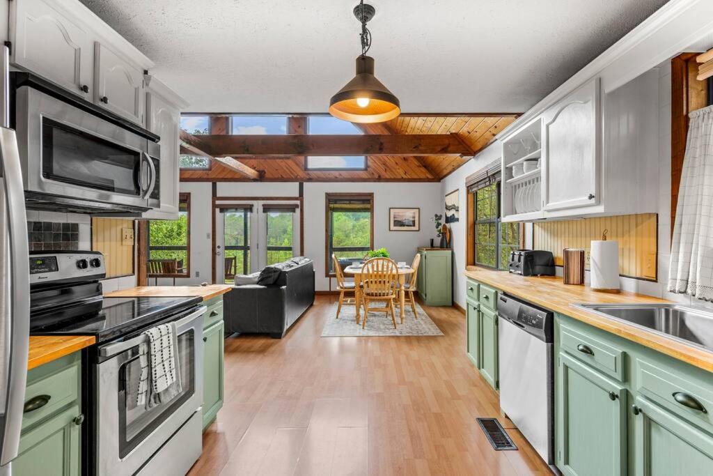 July Summer Specials, Minutes to parkway view 4