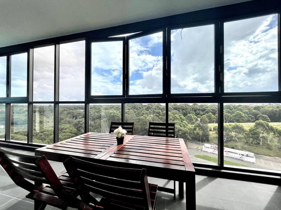 Scenic Skyline view2BR APT close to OlympicPark