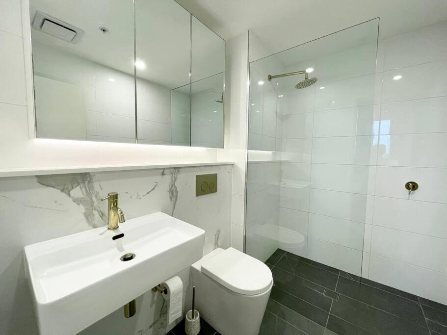 Scenic Skyline view2BR APT close to OlympicPark