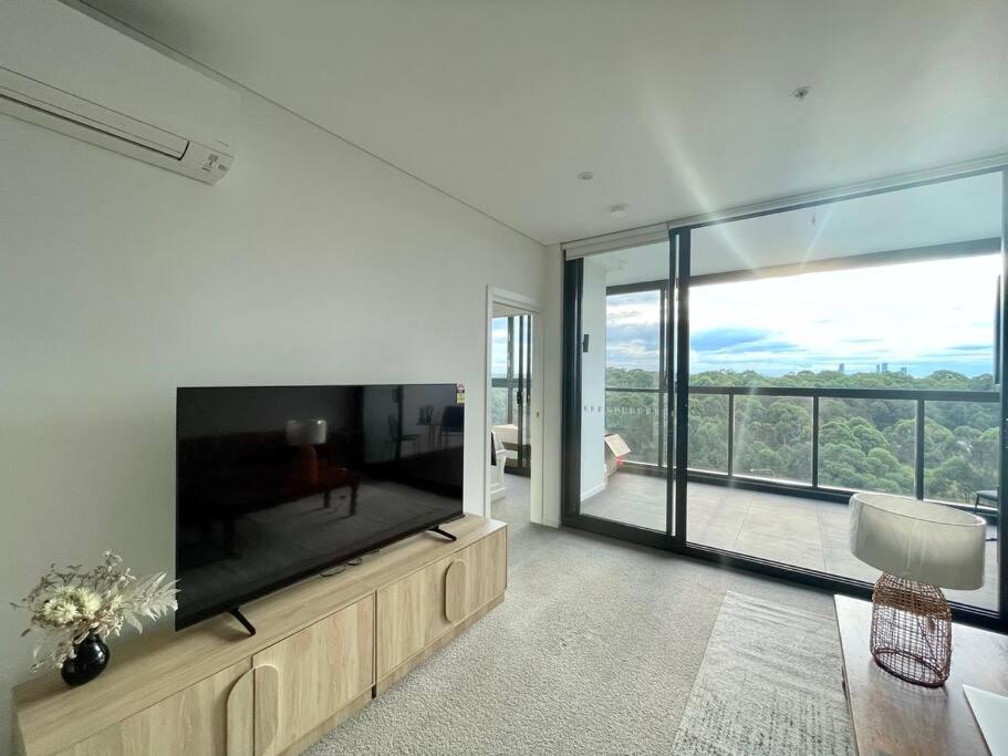Scenic Skyline view2BR APT close to OlympicPark