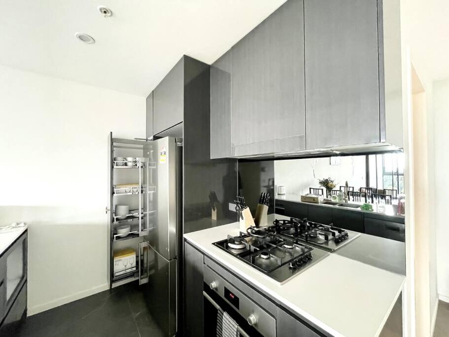Scenic Skyline view2BR APT close to OlympicPark