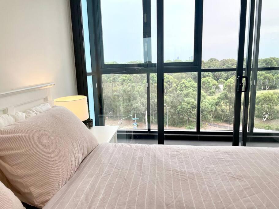 Scenic Skyline view2BR APT close to OlympicPark