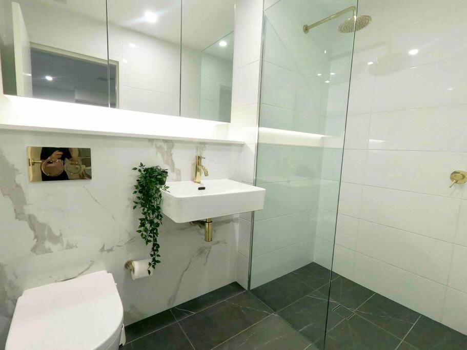 Scenic Skyline view2BR APT close to OlympicPark