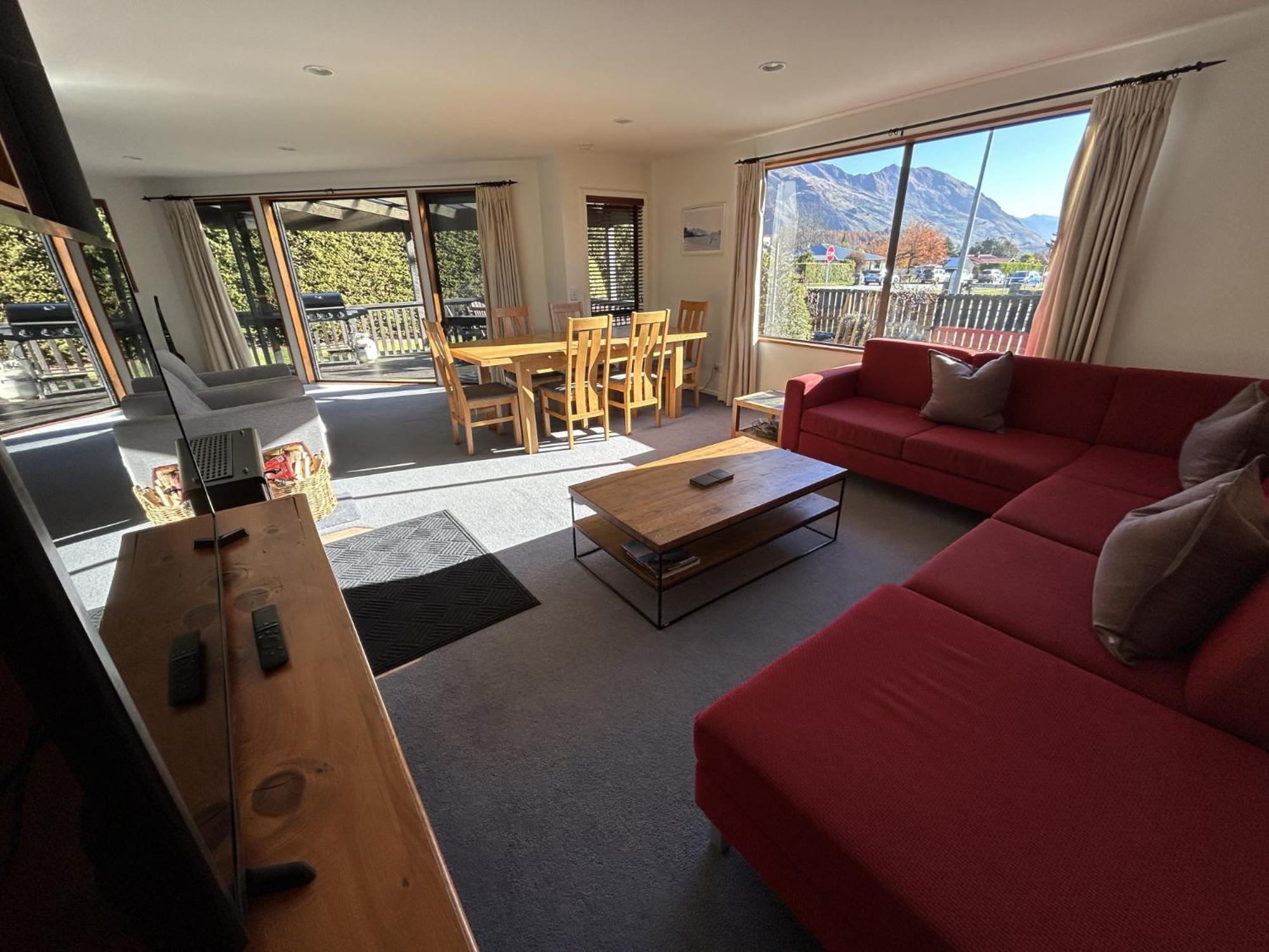 Central Wānaka Retreat | Close to the lake! view 3